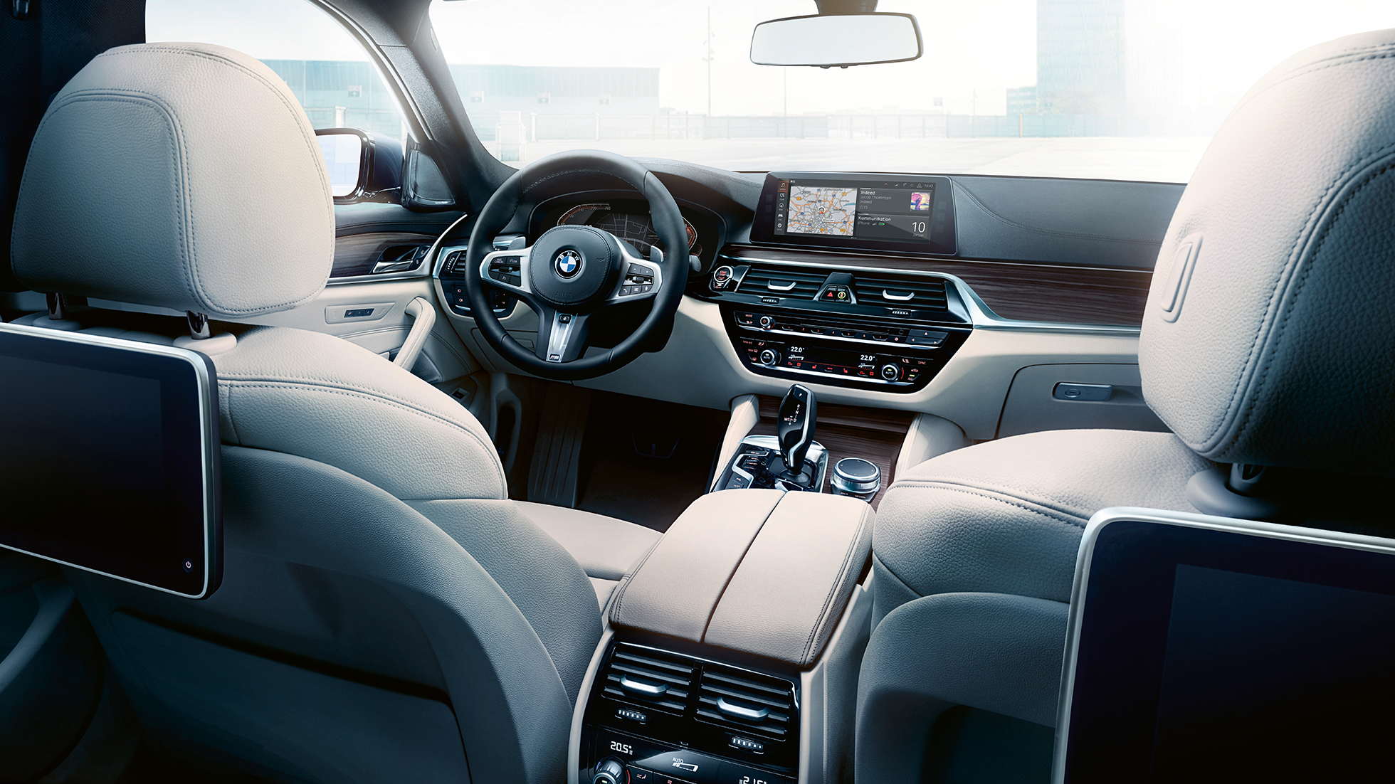 Oblika kokpita v BMW serije 5 Touring Kokpit v BMW serije 5 Touring, 530d xDrive Touring G31, kovinska barva Mediterranean Blue