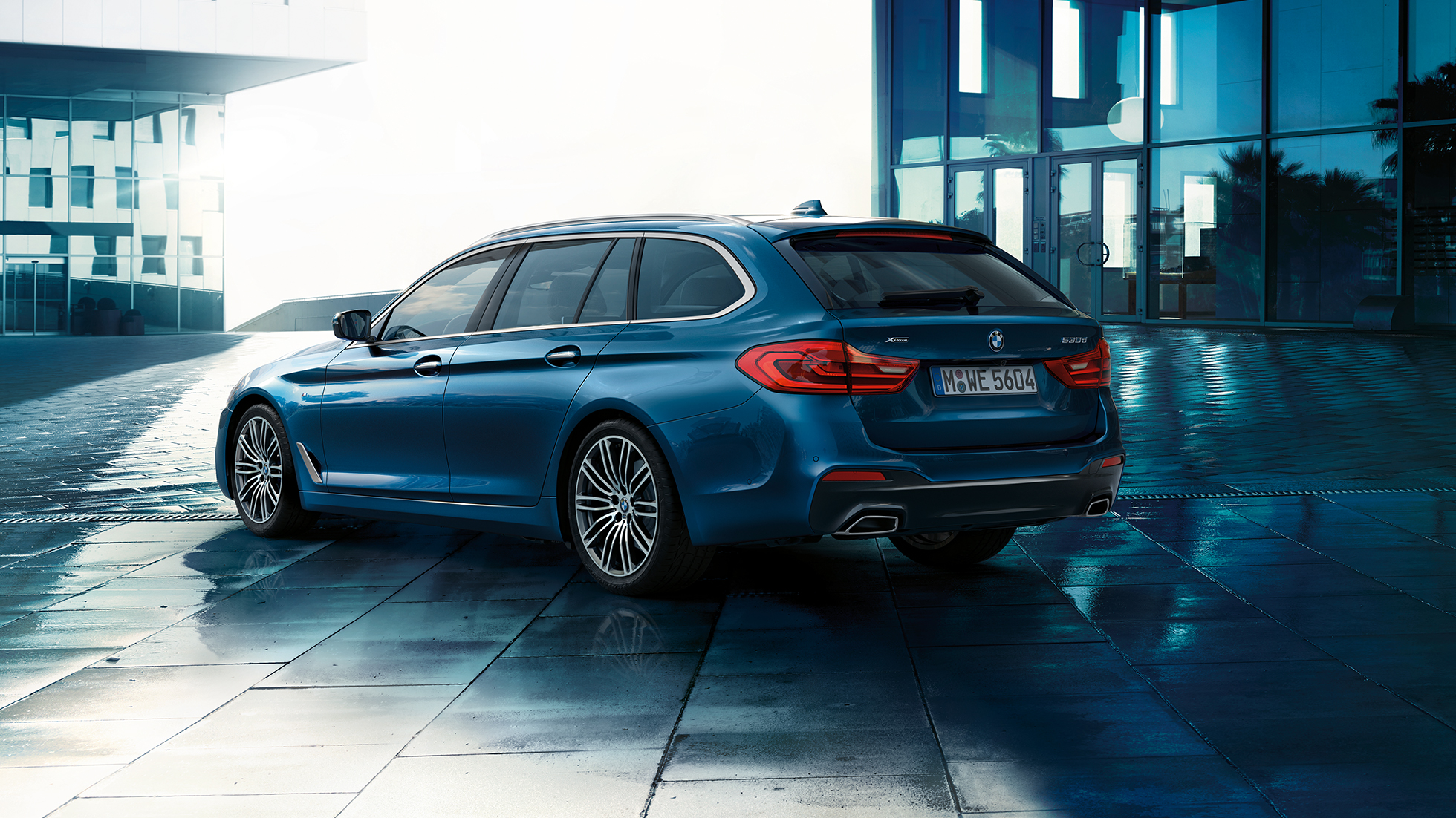 Zunanjost BMW serije 5 Touring Zunanjost BMW serije 5 Touring, poudarki 530d xDrive Touring G31, kovinska barva Mediterranean Blue, tričetrtinski pogled od zadaj