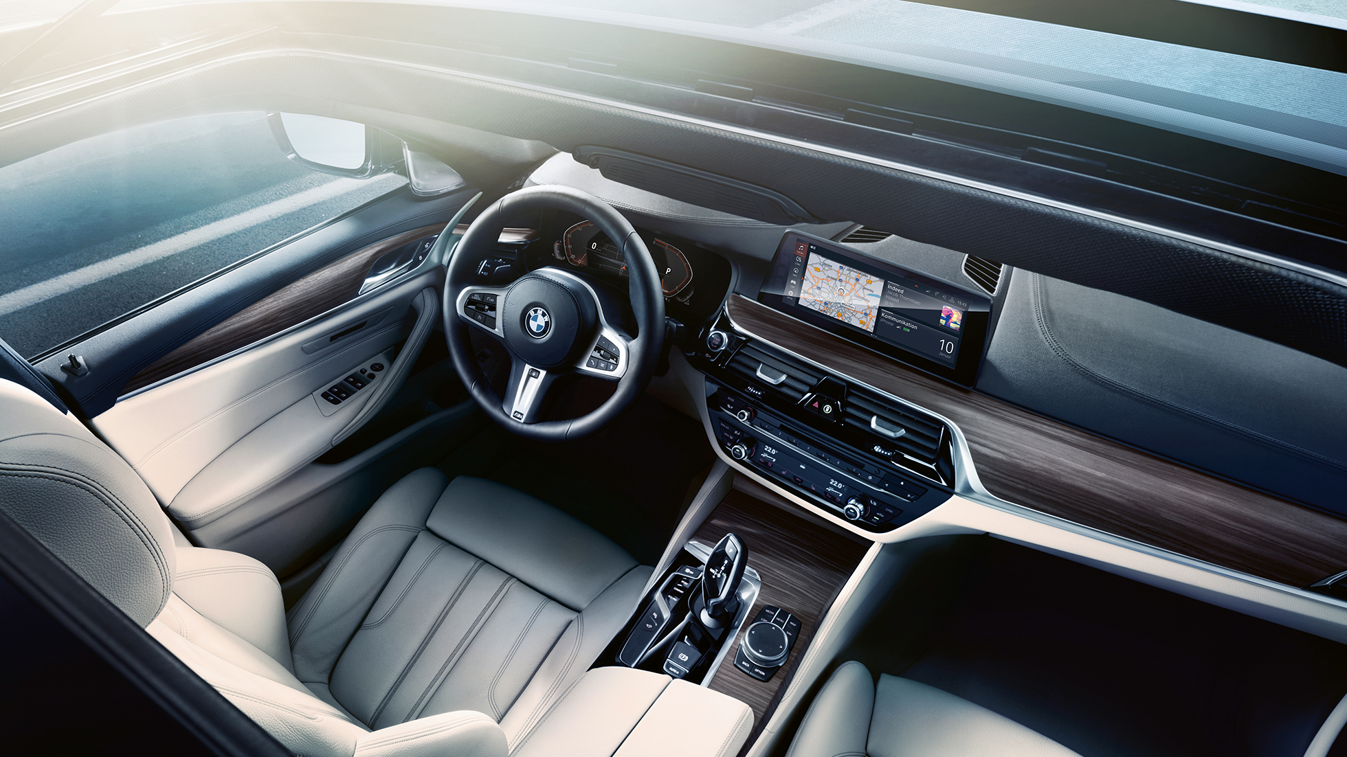 Notranjost BMW serije 5 Touring Notranjost BMW serije 5 Touring, poudarki 530d xDrive Touring G31, kovinska barva Mediterranean Blue, notranjost