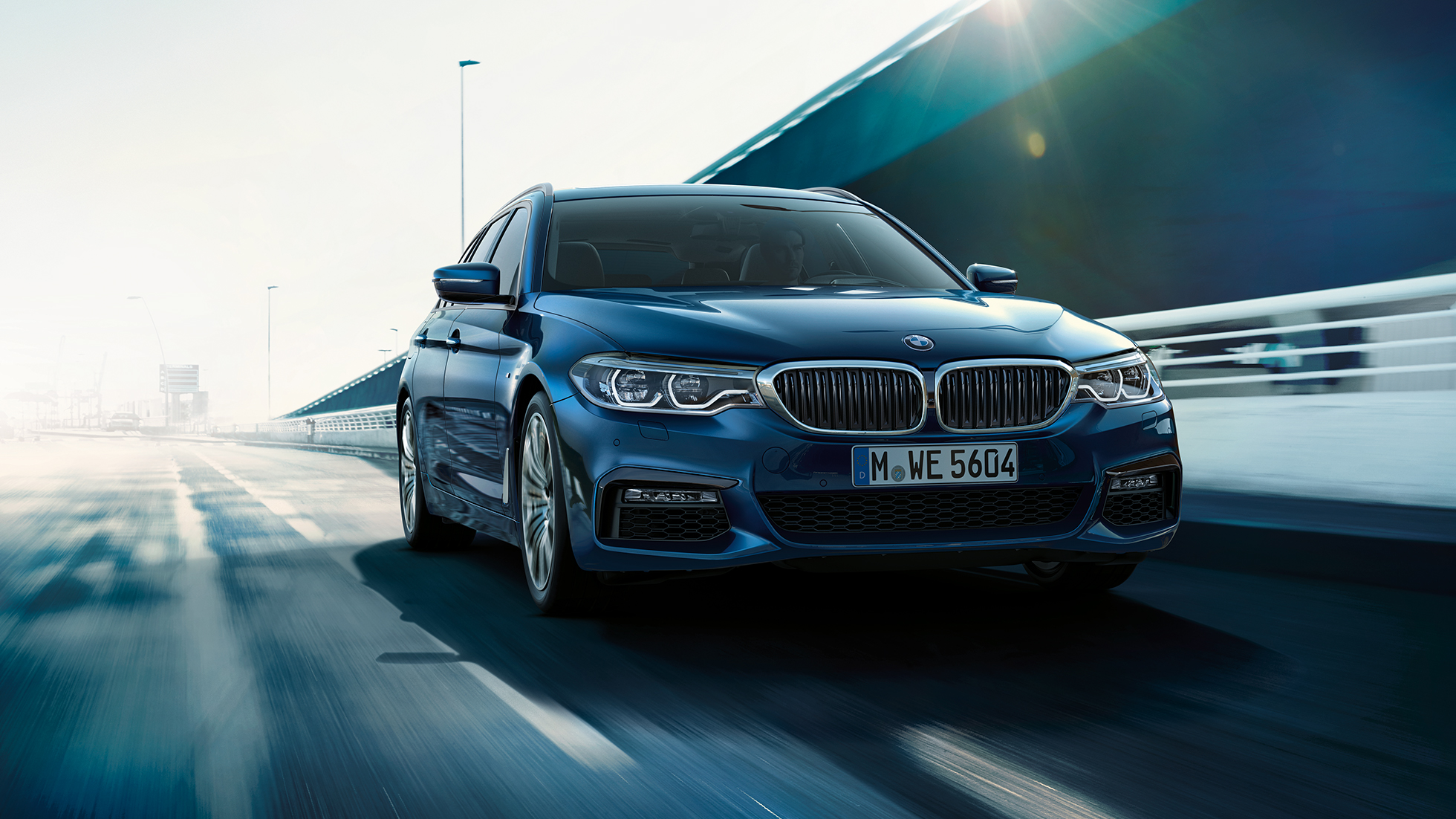 Vozna dinamika BMW serije 5 Touring Vozna dinamika BMW serije 5 Touring, poudarki 530d xDrive Touring G31, kovinska barva Mediterranean Blue, tričetrtinski pogled od spredaj