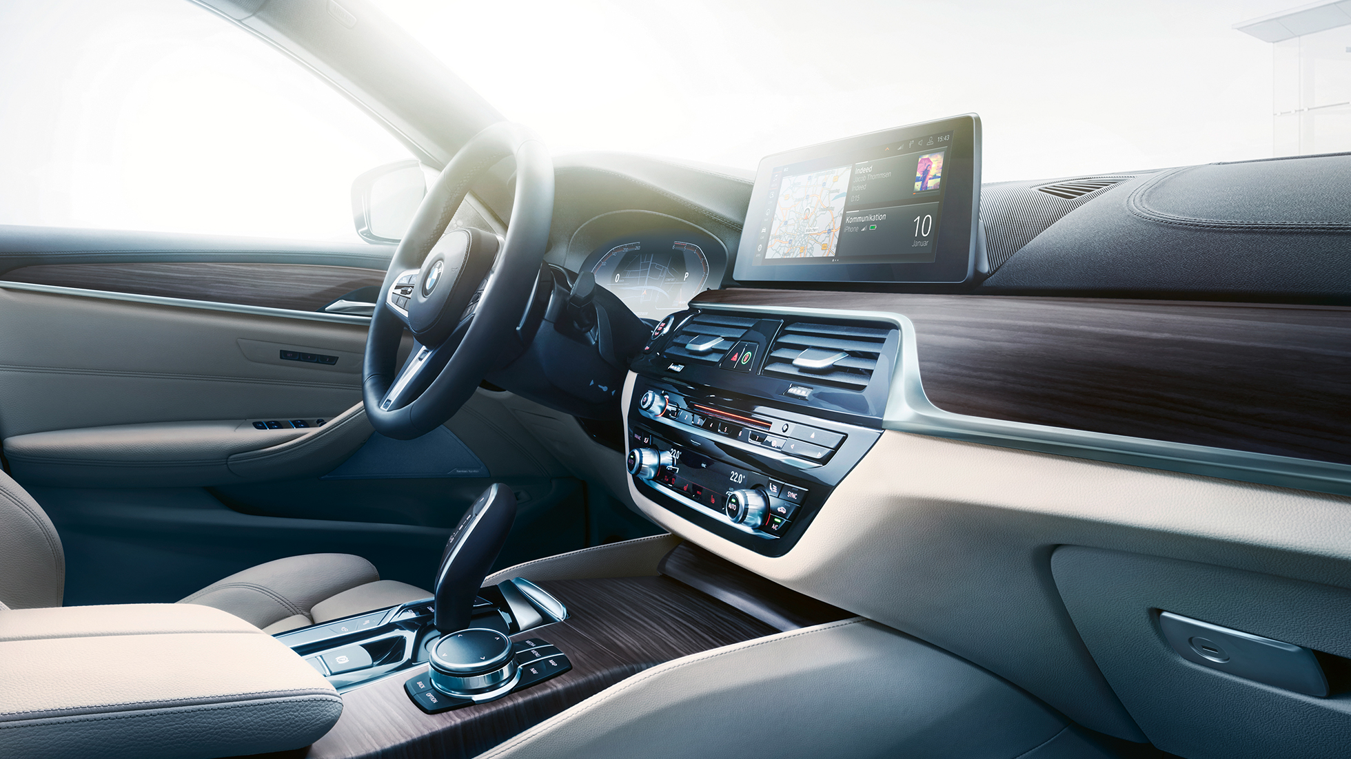 Sistemi za pomoč vozniku v BMW serije 5 Touring Sistemi za pomoč vozniku v BMW serije 5 Touring, poudarki 530d xDrive Touring G31, kovinska barva Mediterranean Blue, kokpit