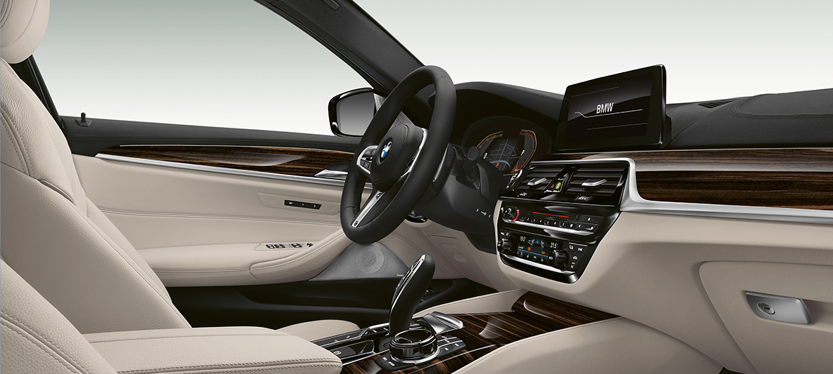 Kokpit BMW Individual v BMW serije 5 Touring Kokpit BMW Individual v BMW serije 5 Touring G31, stranski pogled na kokpit