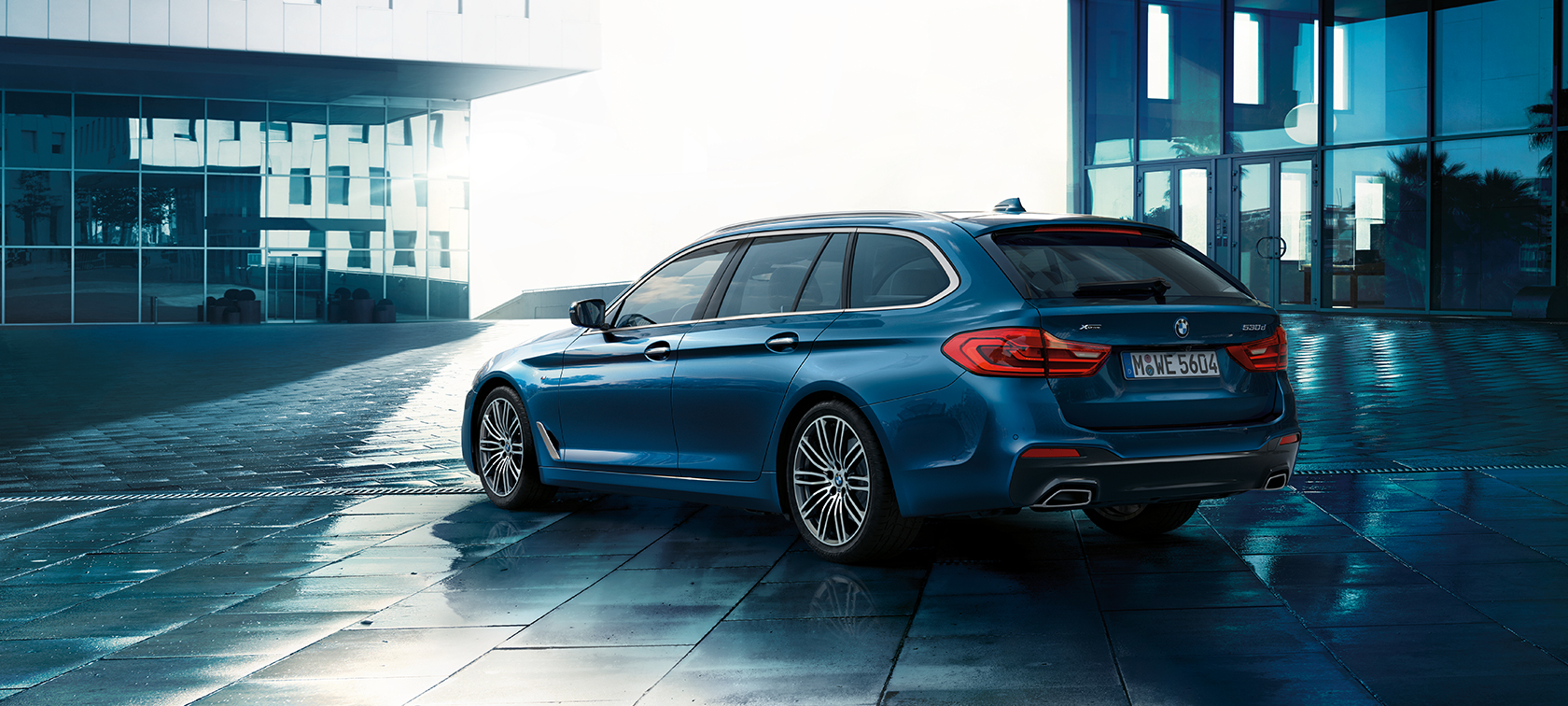 Udobje v BMW serije 5 Touring Udobje v BMW serije 5 Touring, 530d xDrive Touring G31, tričetrtinski pogled od zadaj