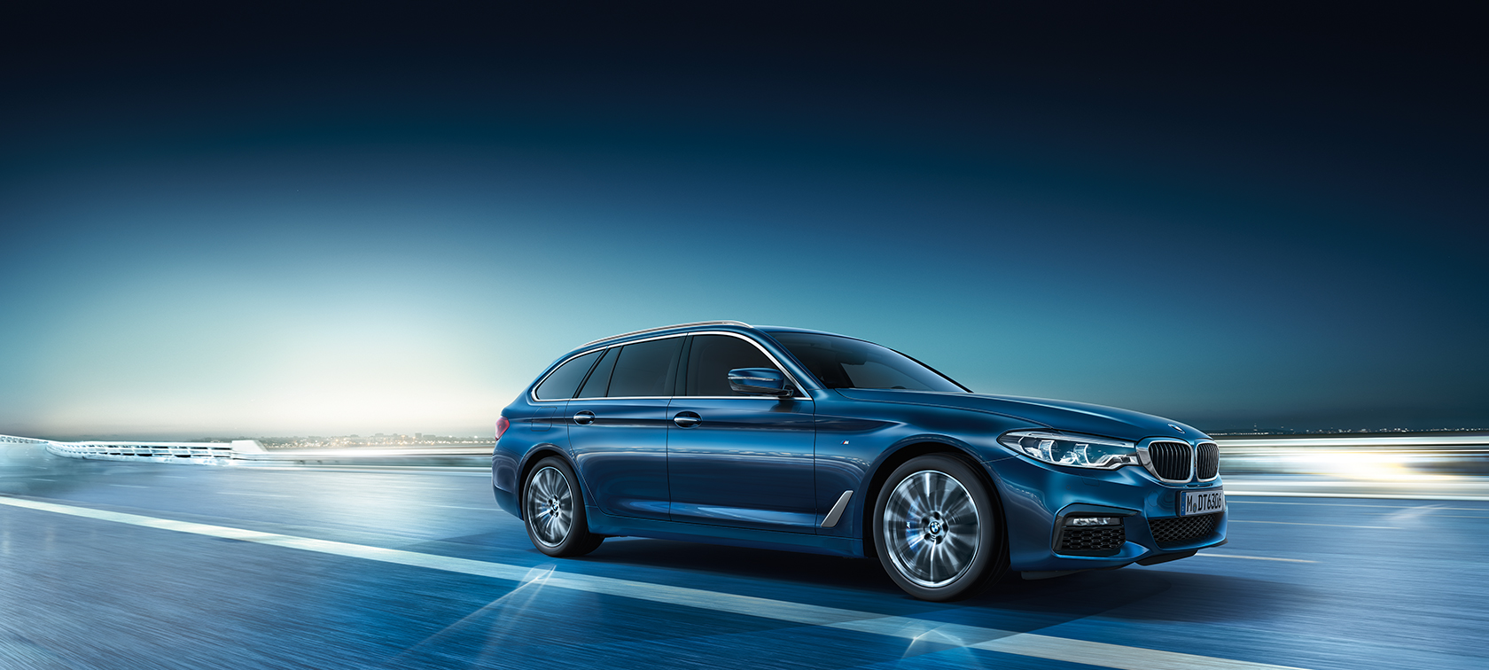 BMW serije 5 Touring, 530d xDrive Touring BMW serije 5 Touring, 530d xDrive Touring G31, kovinska barva Mediterranean Blue, tričetrtinski stranski pogled