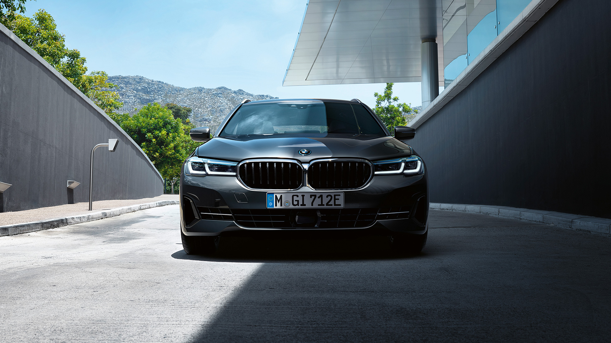 Ledvička BMW in podaljšan sprednji odbijač z odprtinami za zrak pri BMW serije 5 Touring G31 Ledvička BMW in podaljšan sprednji odbijač z odprtinami za zrak pri BMW serije 5 Touring, G31, osvežitev 2020, Sophisto Grey, bližnji pogled od spredaj