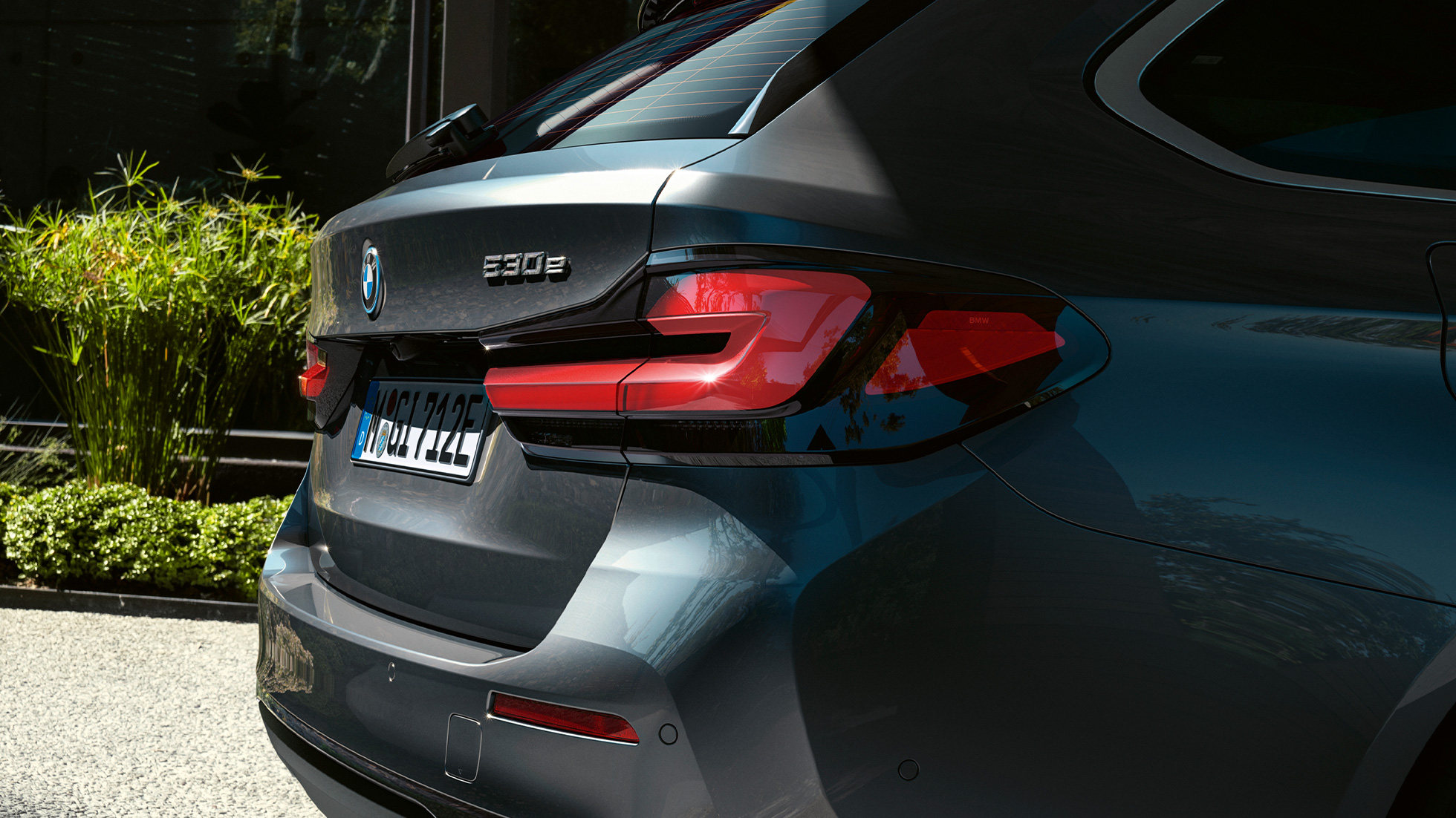 3D oblikovane zadnje luči pri BMW serije 5 Touring G31 3D oblikovane zadnje luči pri BMW serije 5 Touring, G31, osvežitev 2020, Sophisto Grey, bližnji pogled od zadaj