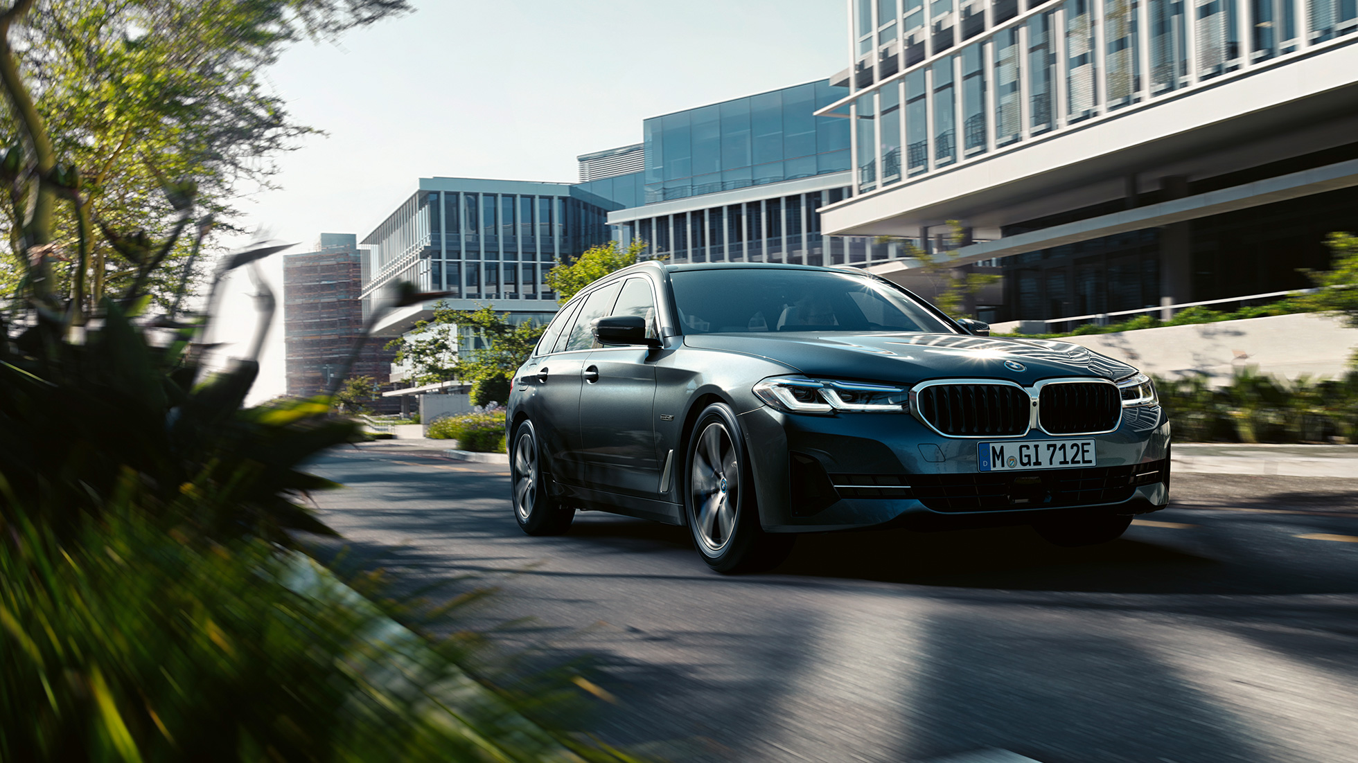 BMW serije 5 Touring G31, zunanjost BMW serije 5 Touring, G31, osvežitev 2020, Sophisto Grey, tričetrtinski pogled od spredaj med vožnjo v mestu
