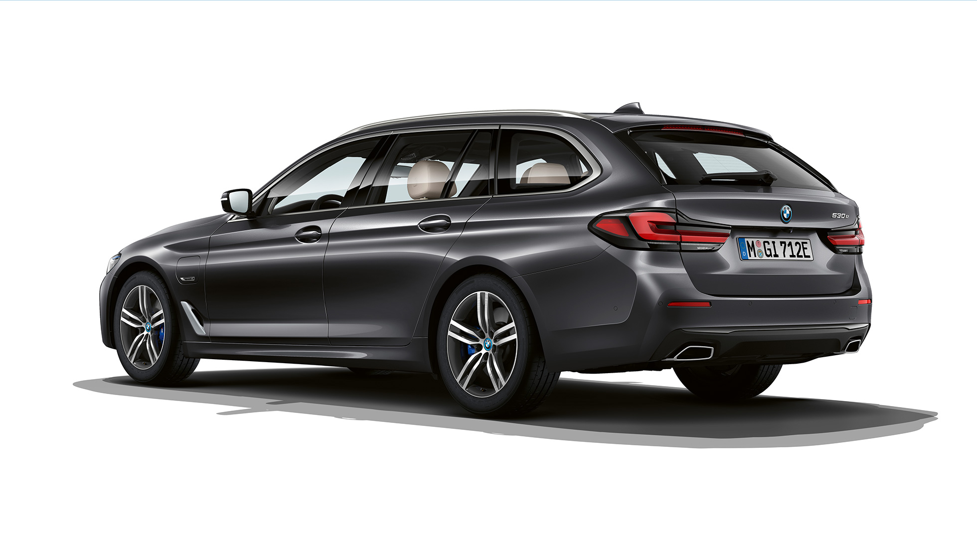 BMW serije 5 Touring G31, oprema Basic, zadaj BMW serije 5 Touring 530i, G31 2020, oprema Basic, Sophisto Grey, tričetrtinski pogled od zadaj