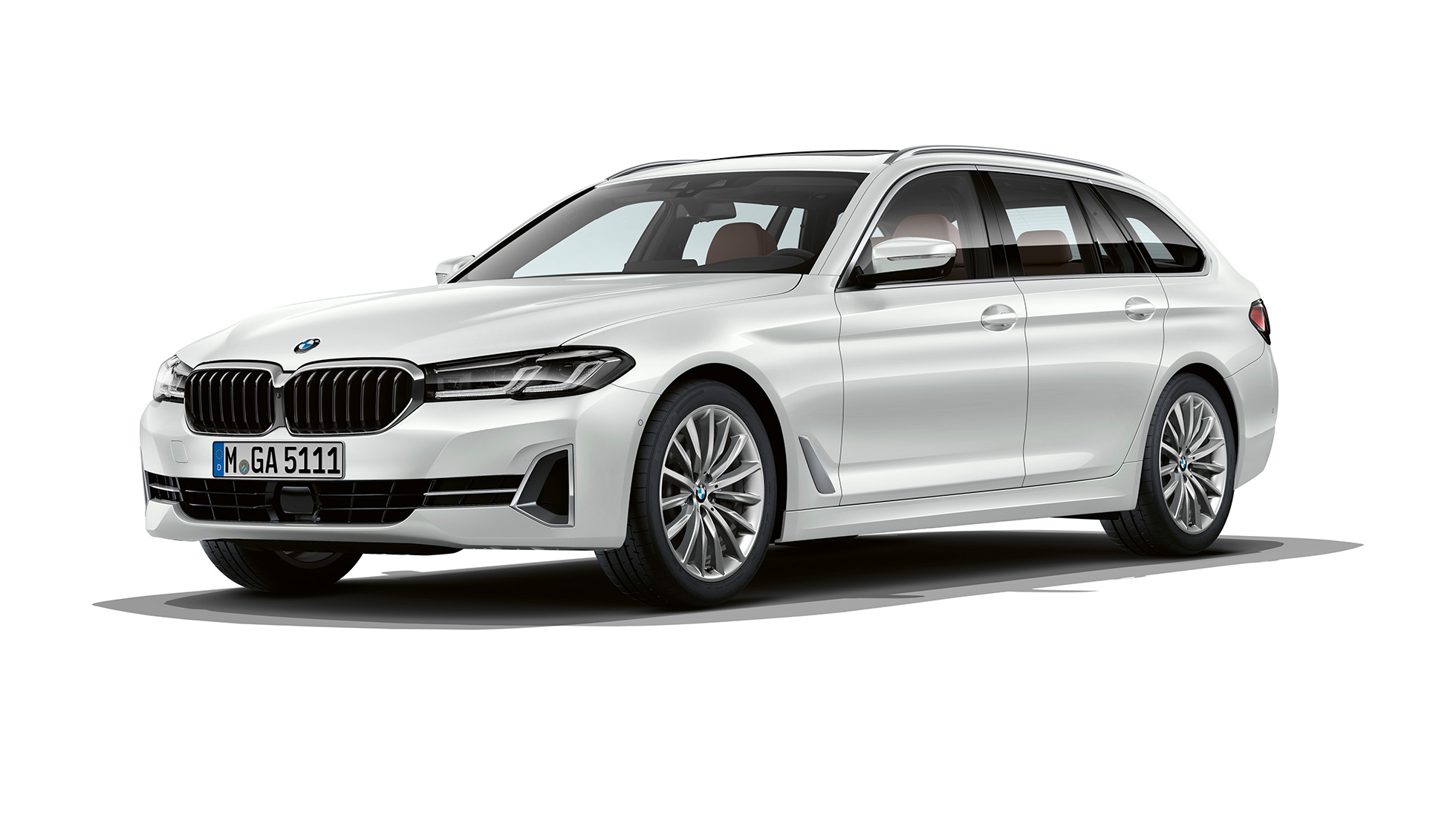 BMW serije 5 Touring G31, Luxury Line, spredaj BMW serije 5 Touring 530i, G31 2020, Luxury Line, Mineral White, tričetrtinski pogled od spredaj