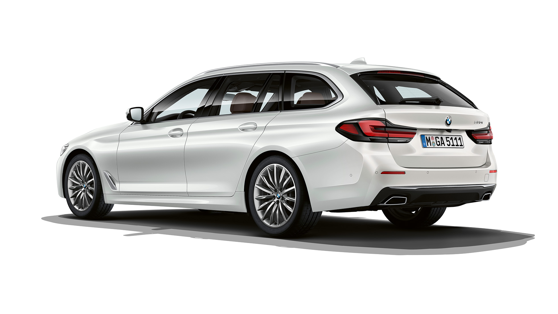 BMW serije 5 Touring G31, Luxury Line, zadaj BMW serije 5 Touring 530i, G31 2020, Luxury Line, Mineral White, tričetrtinski pogled od zadaj