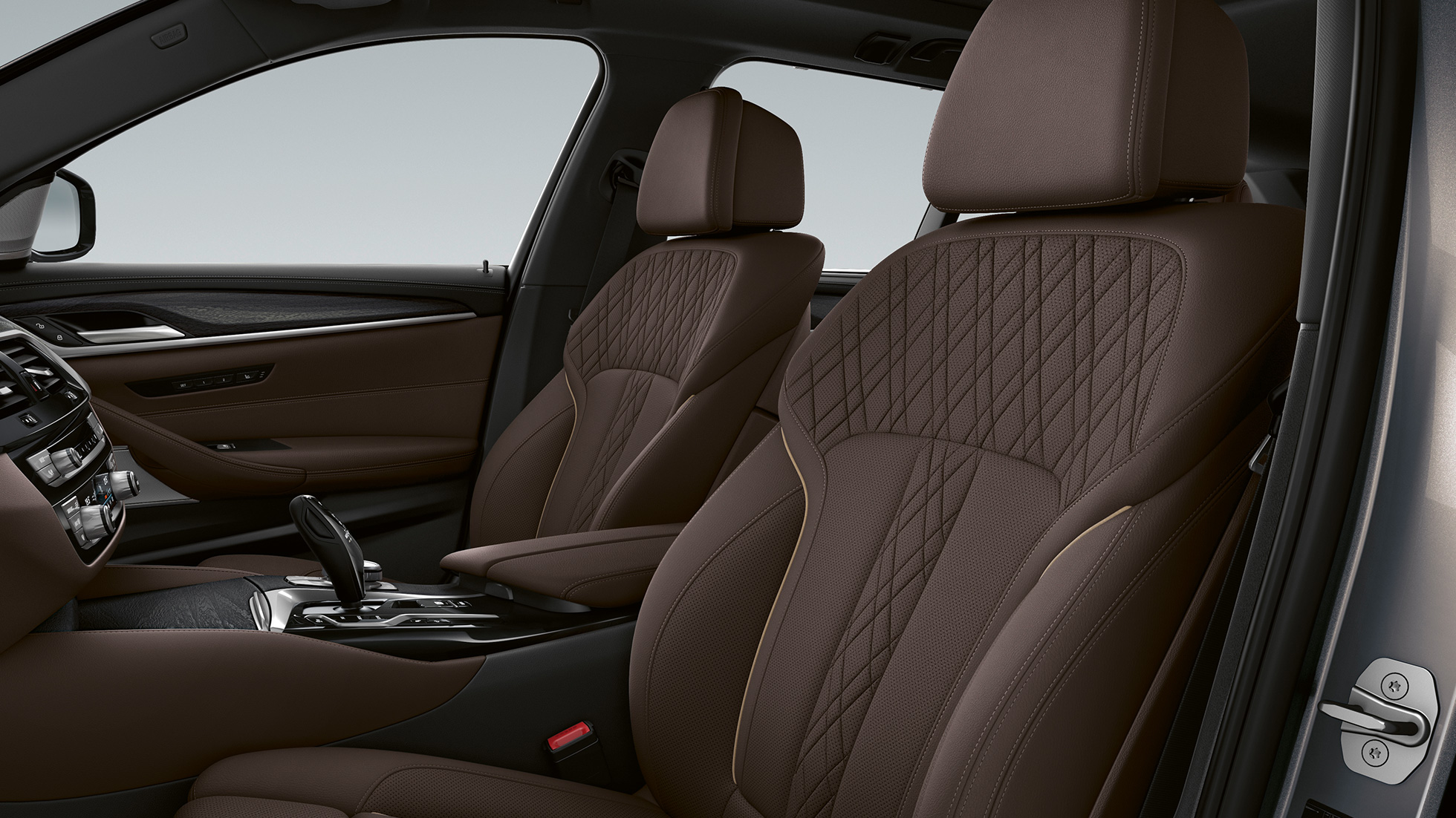 Oblazinjenje v BMW serije 5 Touring G31, Luxury Line Oblazinjenje v ekskluzivnem usnju Nappa v barvi Mocha z ekskluzivnimi šivi in obrobnim trakom v kontrastni barvi, BMW serije 5 Touring 530i, G31 2020, Luxury Line, notranjost