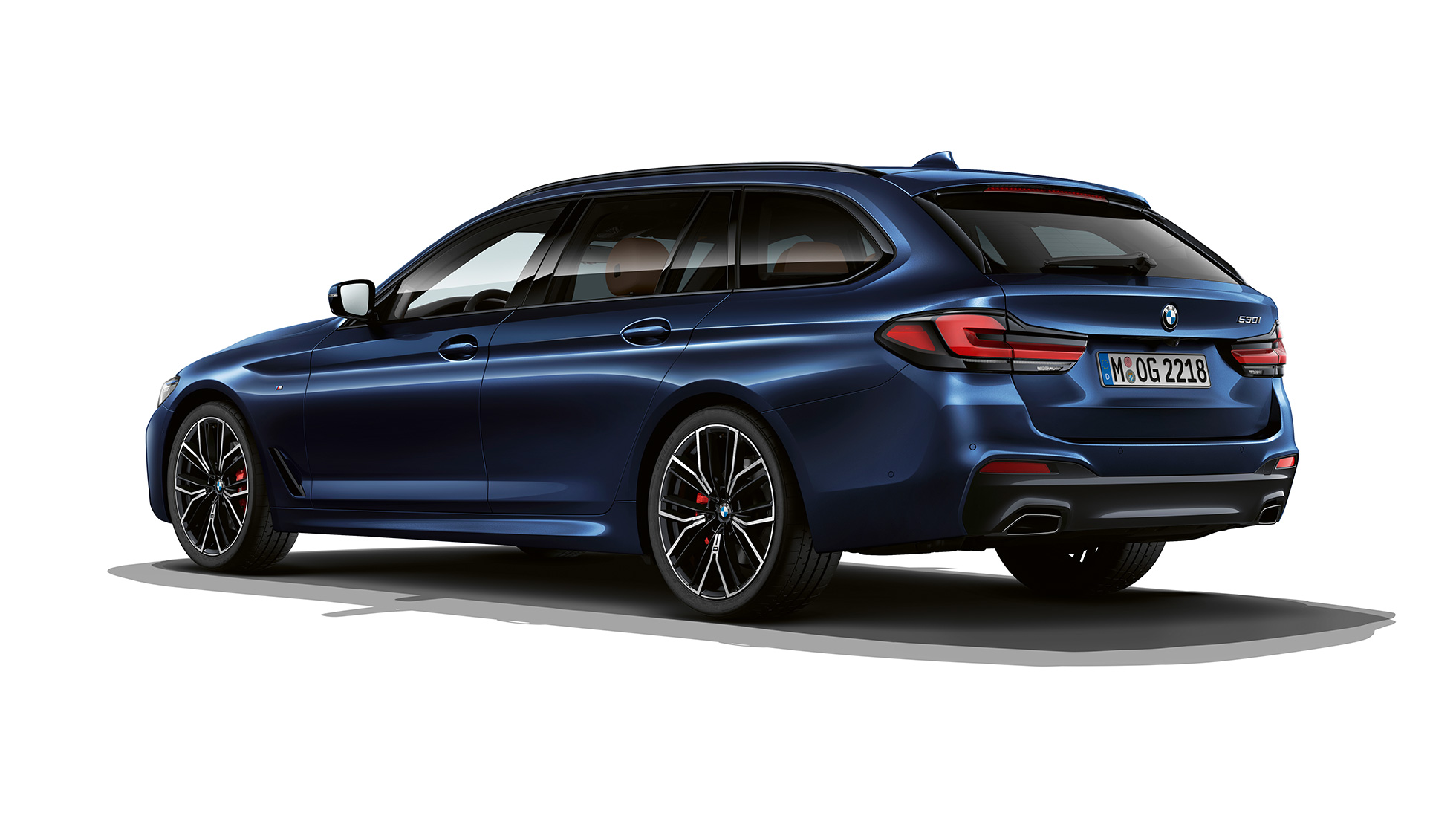 BMW serije 5 Touring G31, paket M Sport, zadaj BMW serije 5 Touring 530e, G31 2020, paket M Sport, kovinska barva Tansanite Blue II, tričetrtinski pogled od zadaj