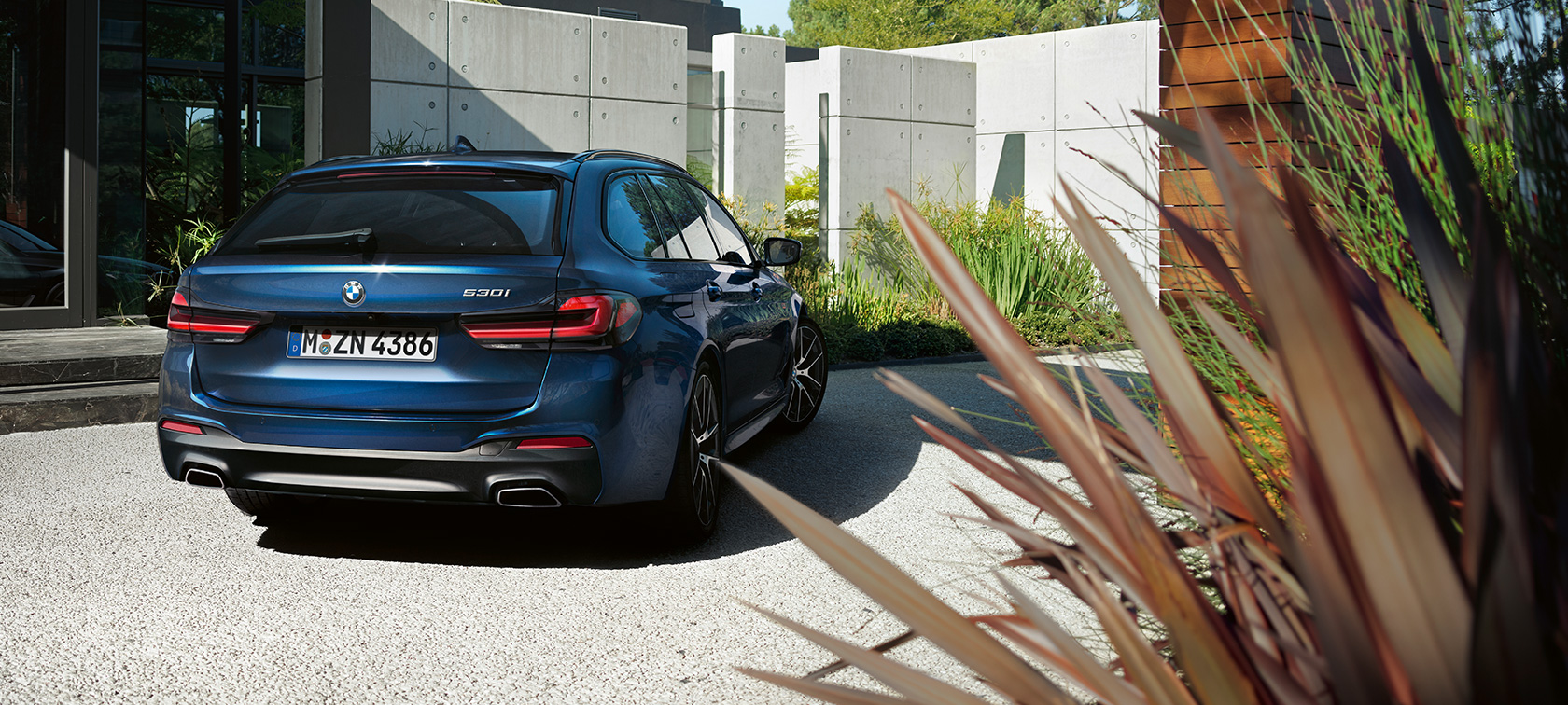 Dodatna oprema za BMW serije 5 Touring G31 BMW serije 5 Touring s strešnim kovčkom 520, G31, osvežitev 2020, tričetrtinski pogled od spredaj med mirovanjem