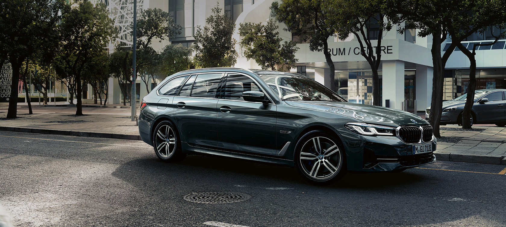 BMW serije 5 Touring, G31, osvežitev 2020, Sophisto Grey, sedemosminski pogled od spredaj med vožnjo na obrobju mesta
