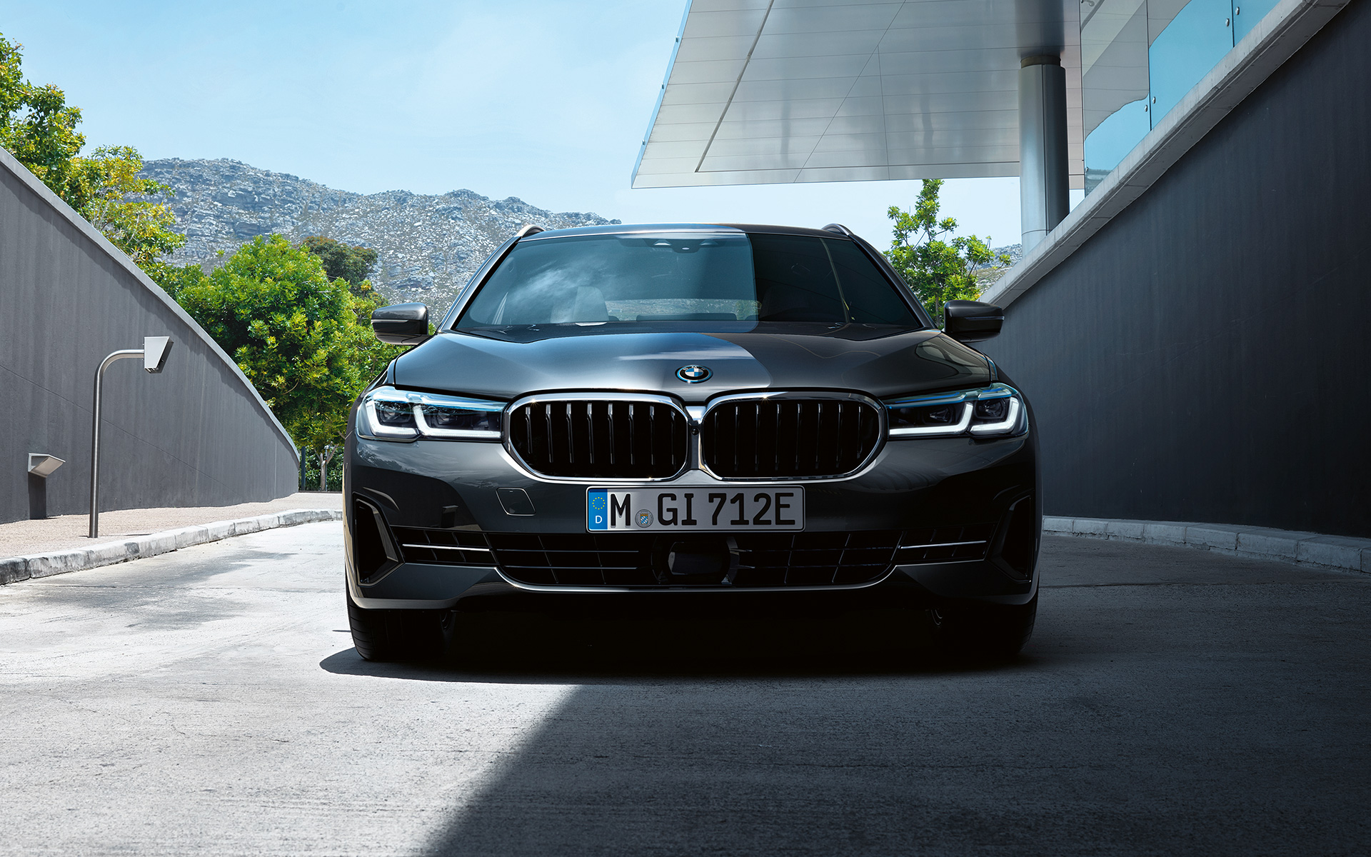 BMW serije 5 Touring, G31, LCI, ledvička BMW in podaljšan sprednji odbijač z odprtinami za zrak BMW serije 5 Touring, G31, osvežitev 2020, Sophisto Grey, ledvička BMW in podaljšan sprednji odbijač z odprtinami za zrak, pogled od spredaj