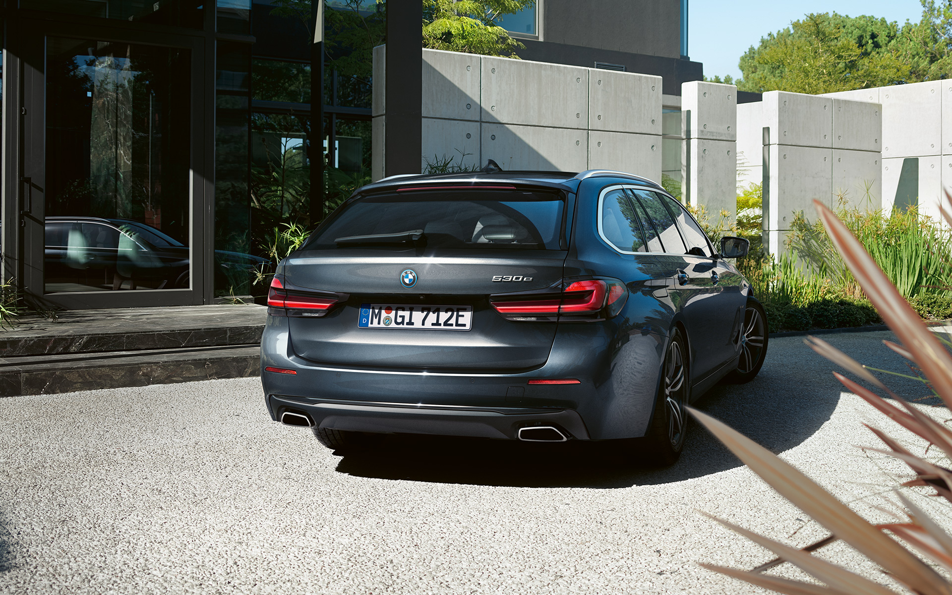 BMW serije 5 Touring, G31, LCI, podaljšan zadnji odbijač in zaključka izpušnih cevi proste oblike BMW serije 5 Touring, G31, osvežitev 2020, Sophisto Grey, podaljšan zadnji odbijač in zaključka izpušnih cevi proste oblike, pogled od zadaj