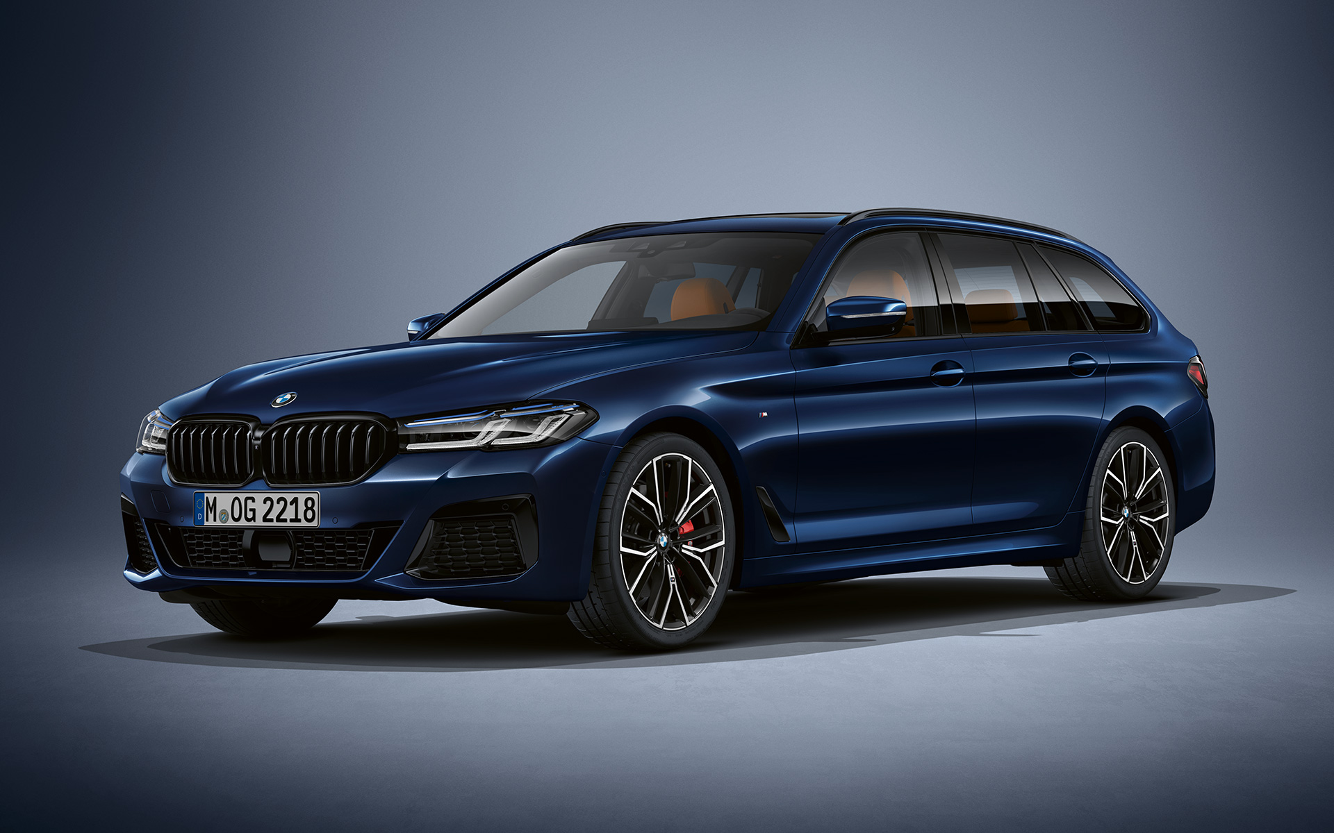 BMW serije 5 Touring, Individual, G31, LCI, lakiranje BMW Individual v kovinski barvi Tanzanite Blue BMW serije 5 Touring, Individual, G31, osvežitev 2020, tričetrtinski pogled od spredaj med mirovanjem, lakiranje BMW Individual v kovinski barvi Tanzanite Blue