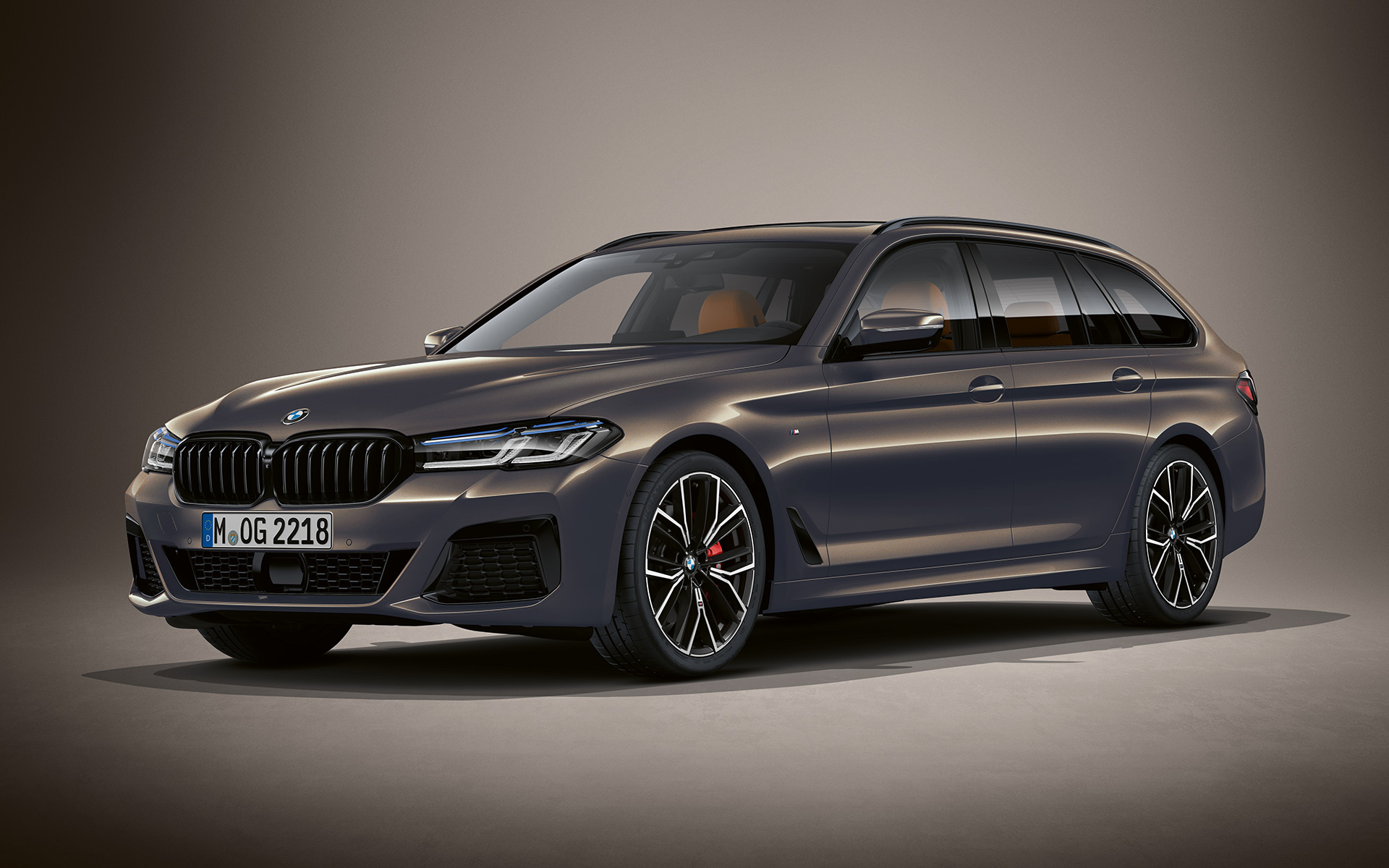 BMW serije 5 Touring, Individual, G31, LCI, lakiranje BMW Individual v kovinski barvi Alvite Grey BMW serije 5 Touring, Individual, G31, osvežitev 2020, tričetrtinski pogled od spredaj med mirovanjem, lakiranje BMW Individual v kovinski barvi Alvite Grey