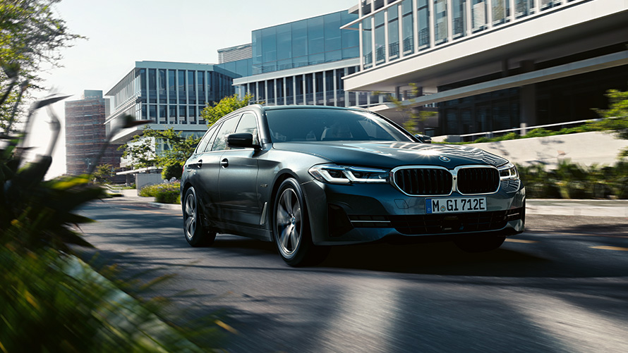 BMW serije 5 Touring, G31, LCI, zunanjost BMW serije 5 Touring, G31, osvežitev 2020, 530e PHEV, Sophisto Grey, vožnja po podeželski cesti