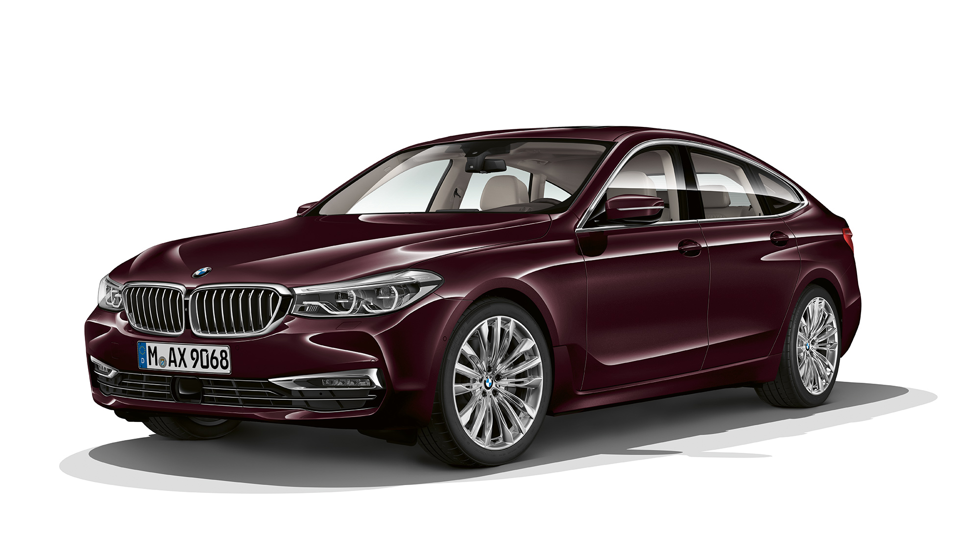 BMW serije 6 Gran Turismo G32, Luxury Line, tričetrtinski pogled od spredaj BMW serije 6 Gran Turismo G32 2017, Luxury Line, barva Royal Burgundy Red, tričetrtinski pogled od spredaj