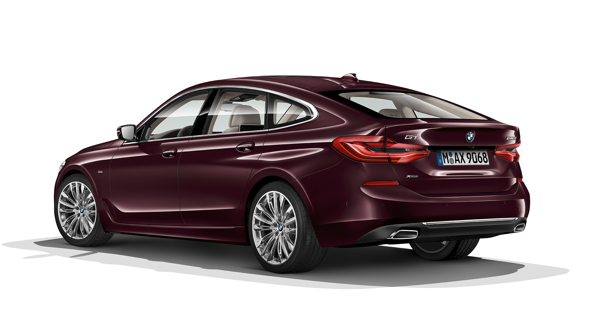 BMW serije 6 Gran Turismo G32, Luxury Line, tričetrtinski pogled od zadaj BMW serije 6 Gran Turismo G32 2017, Luxury Line, barva Royal Burgundy Red, tričetrtinski pogled od zadaj