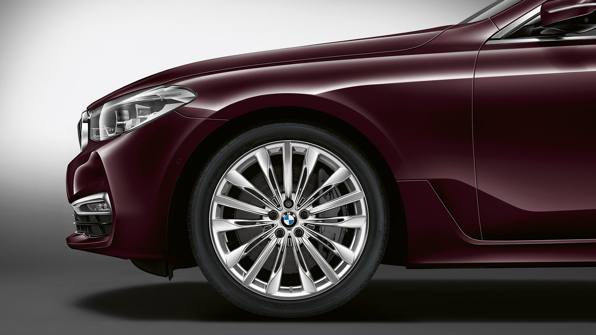 BMW serije 6 Gran Turismo G32, Luxury Line, stranski pogled prednjega dela BMW serije 6 Gran Turismo G32 2017, Luxury Line, barva Royal Burgundy Red, stranski pogled prednjega dela s platišči iz lahke zlitine Multi-spoke 644