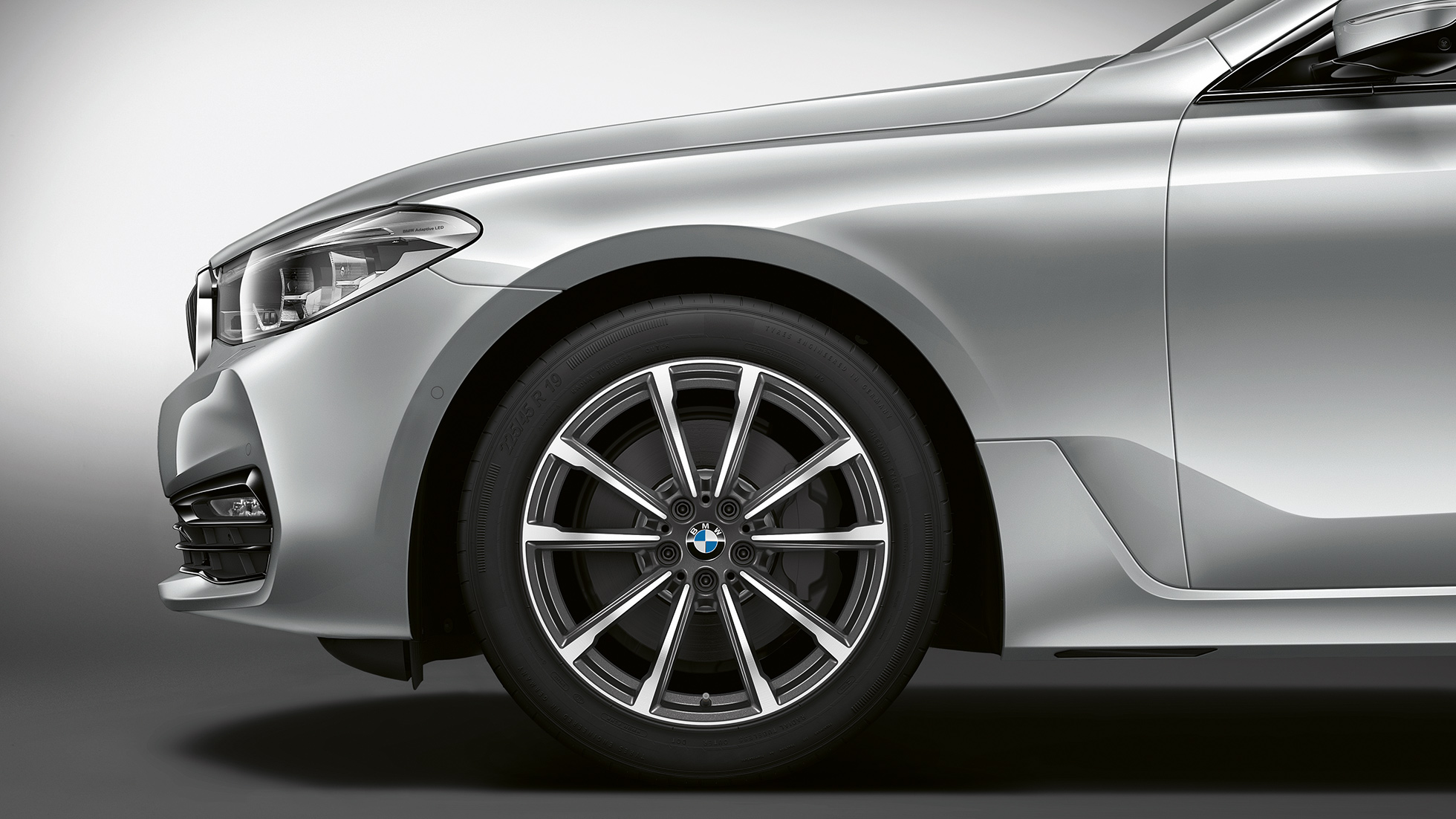 BMW serije 6 Gran Turismo G32, Sport Line, stranski pogled prednjega dela BMW serije 6 Gran Turismo G32 2017, Sport Line, kovinska barva Glacier Silver, stranski pogled prednjega dela s platišči iz lahke zlitine V-spoke 685