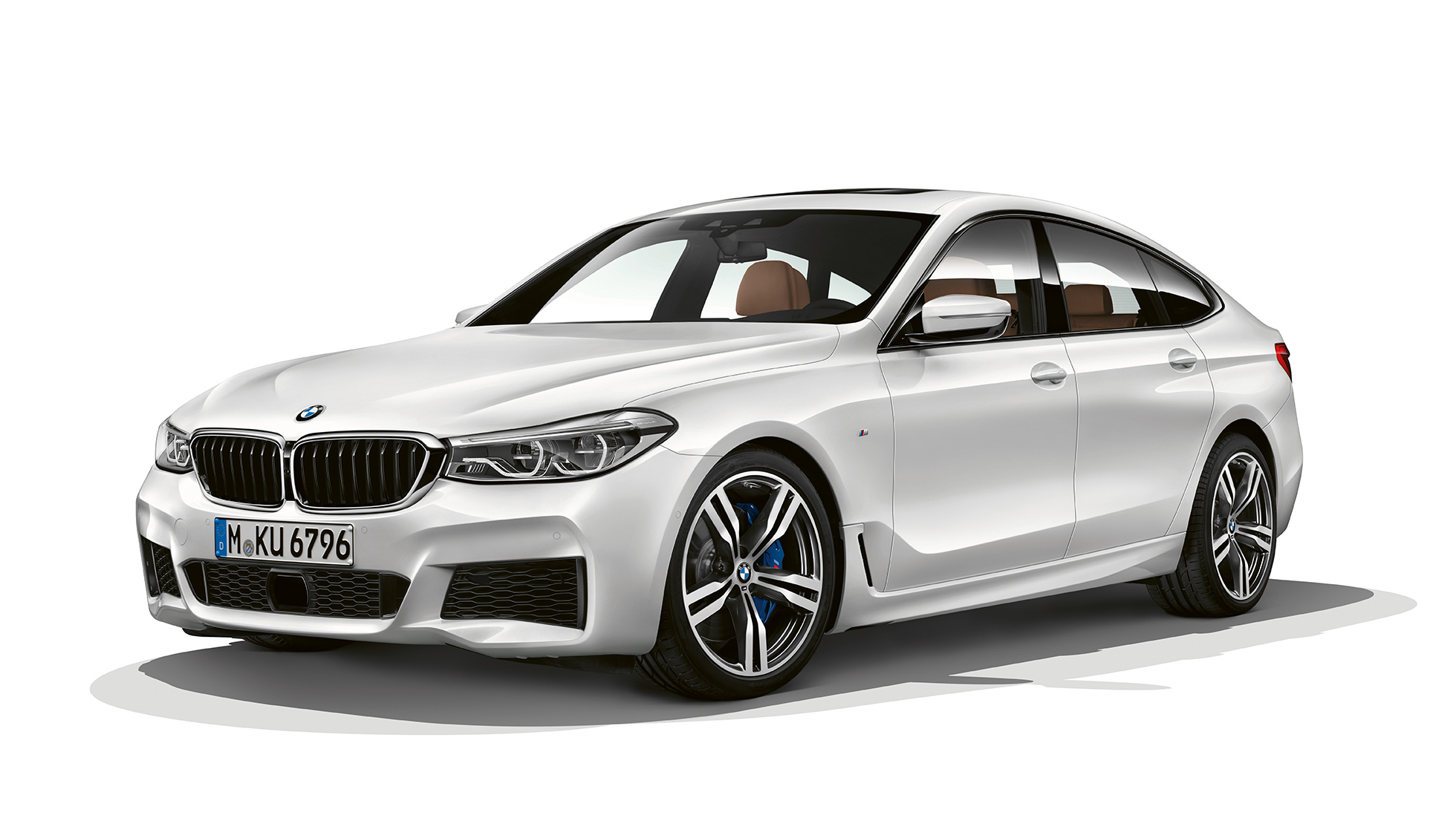 BMW serije 6 Gran Turismo G32, paket M Sport, tričetrtinski pogled od spredaj BMW serije 6 Gran Turismo G32 2017, paket M Sport, kovinska barva Mineral White, tričetrtinski pogled od spredaj