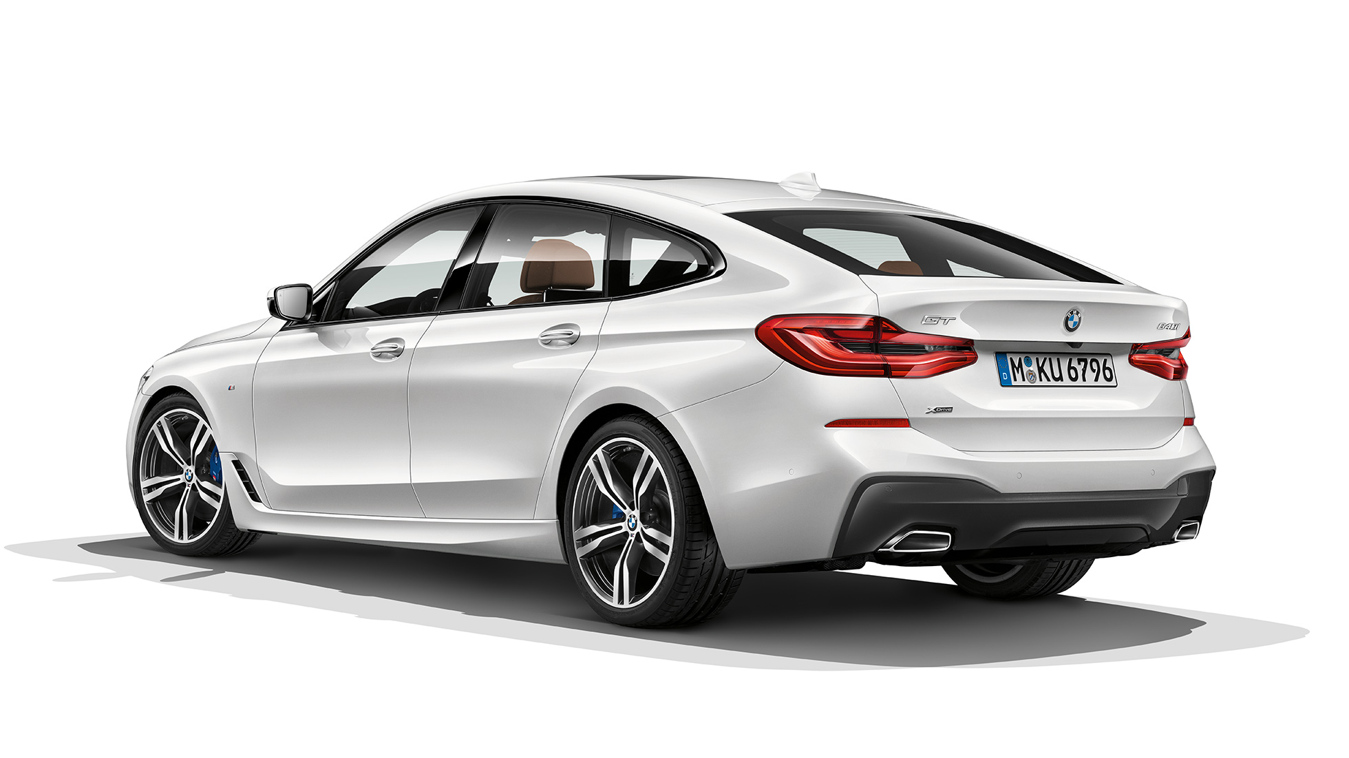 BMW serije 6 Gran Turismo G32, paket M Sport, tričetrtinski pogled od zadaj BMW serije 6 Gran Turismo G32 2017, paket M Sport, kovinska barva Mineral White, tričetrtinski pogled od zadaj