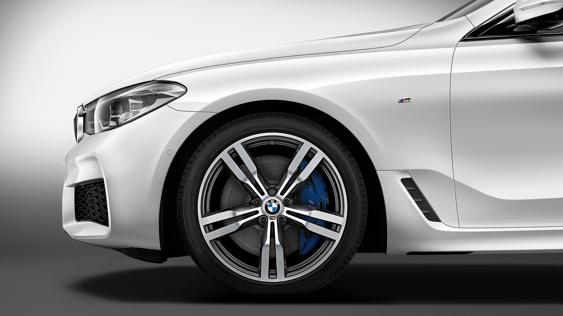 BMW serije 6 Gran Turismo G32, paket M Sport, stranski pogled prednjega dela BMW serije 6 Gran Turismo G32 2017, paket M Sport, kovinska barva Mineral White, stranski pogled prednjega dela s platišči iz lahke zlitine Double-spoke 647 M