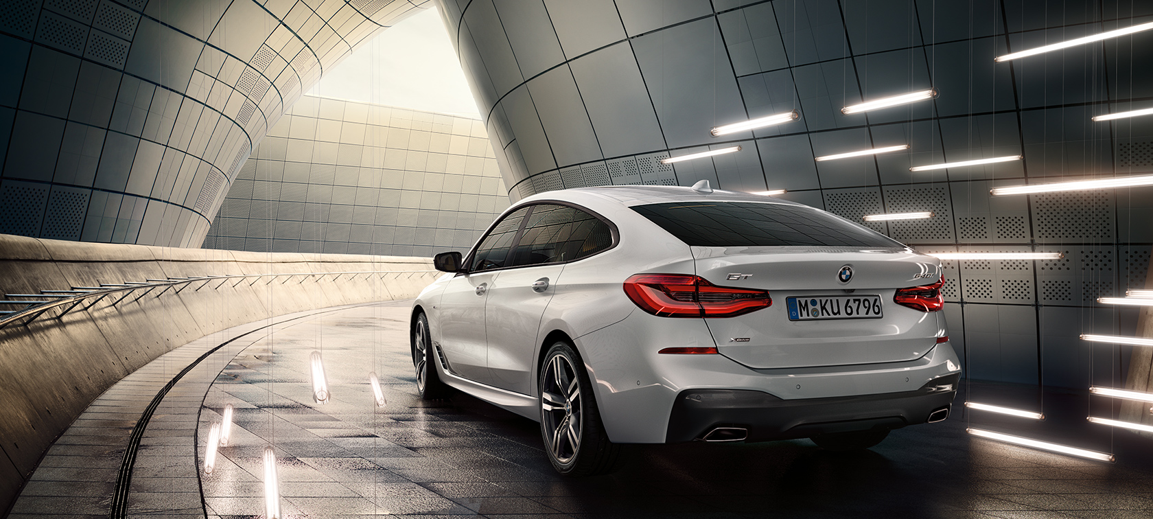 BMW serije 6 Gran Turismo G32, tričetrtinski pogled od zadaj BMW serije 6 Gran Turismo G32 2017, kovinska barva Mineral White, tričetrtinski pogled od zadaj