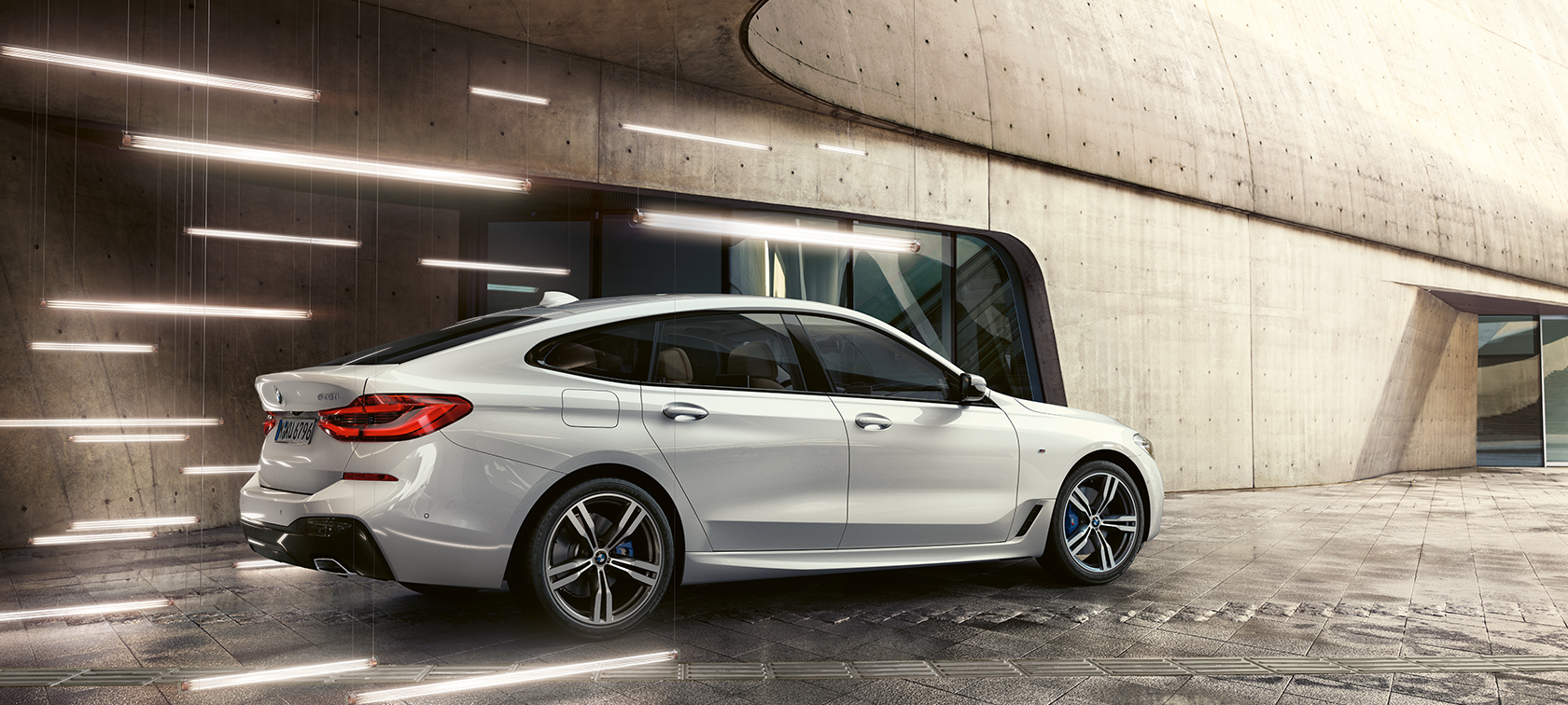 BMW serije 6 Gran Turismo G32, tričetrtinski pogled od zadaj BMW serije 6 Gran Turismo G32 2017, kovinska barva Mineral White, tričetrtinski pogled od zadaj