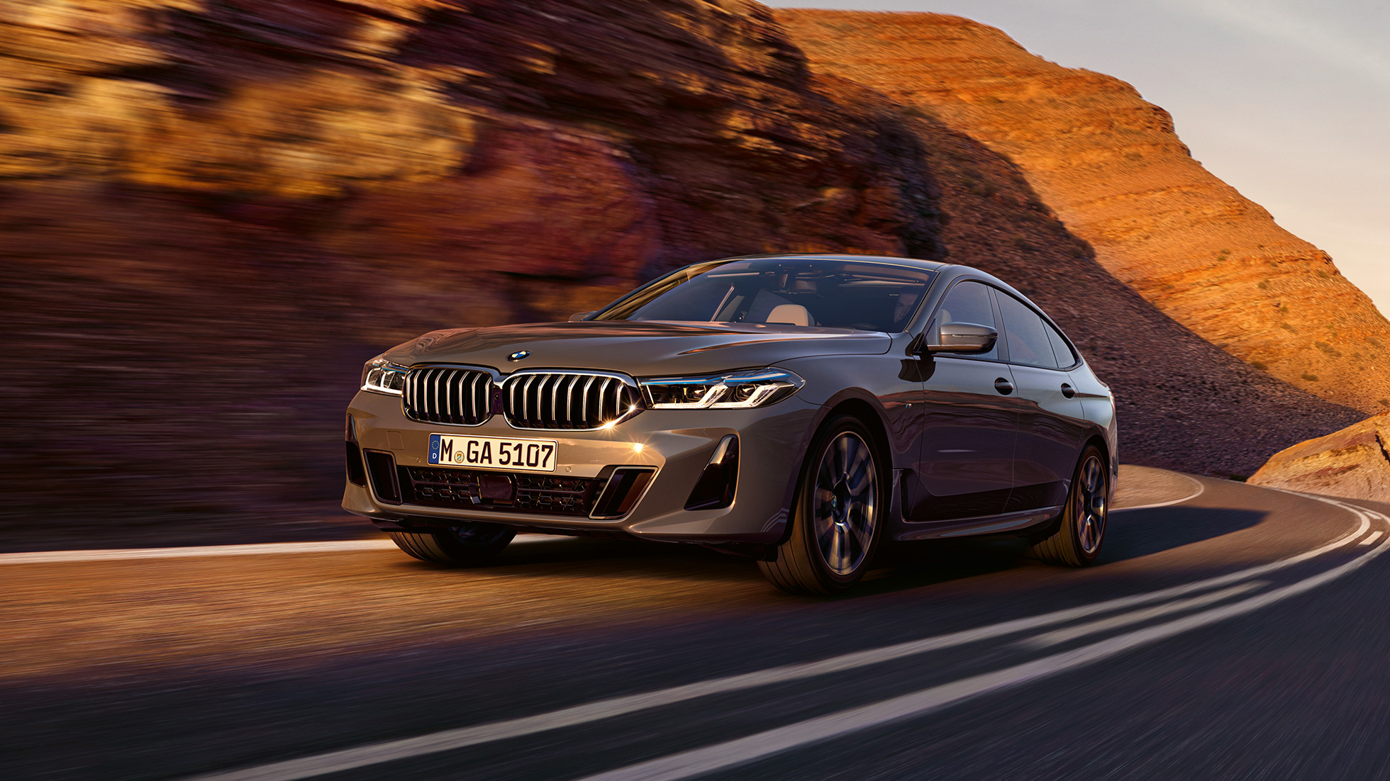 BMW serije 6 Gran Turismo G32 2020 BMW serije 6 Gran Turismo, 640i xDrive, G32, 2020, Bernina Grey, tričetrtinski pogled od spredaj med vožnjo skozi pokrajino