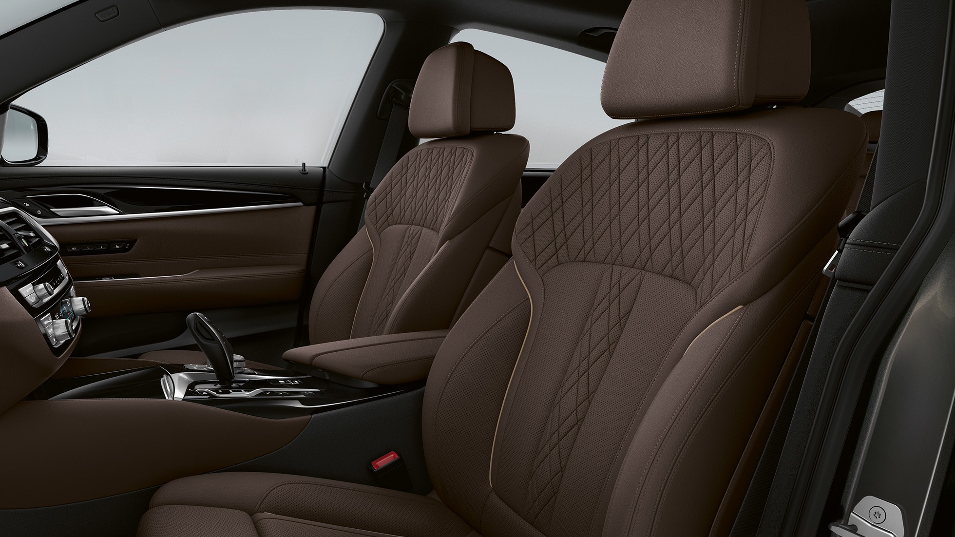 Oblazinjenje v BMW serije 6 Gran Turismo, Luxury Line, G32, 2020 Oblazinjenje v ekskluzivnem usnju Nappa v barvi Mocha v BMW serije 6 Gran Turismo, G32, 640d xDrive, 2020, Luxury Line, notranjost