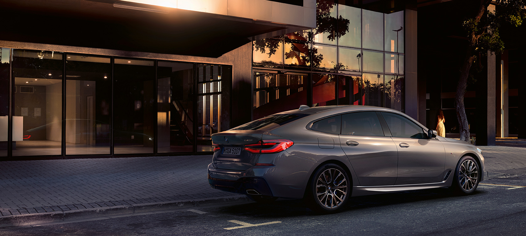 BMW serije 6 Gran Turismo G32 2020 BMW serije 6 Gran Turismo 640i xDrive, G32, 2020, Bernina Grey, stranski pogled od zadaj na parkirano vozilo pred zgradbo
