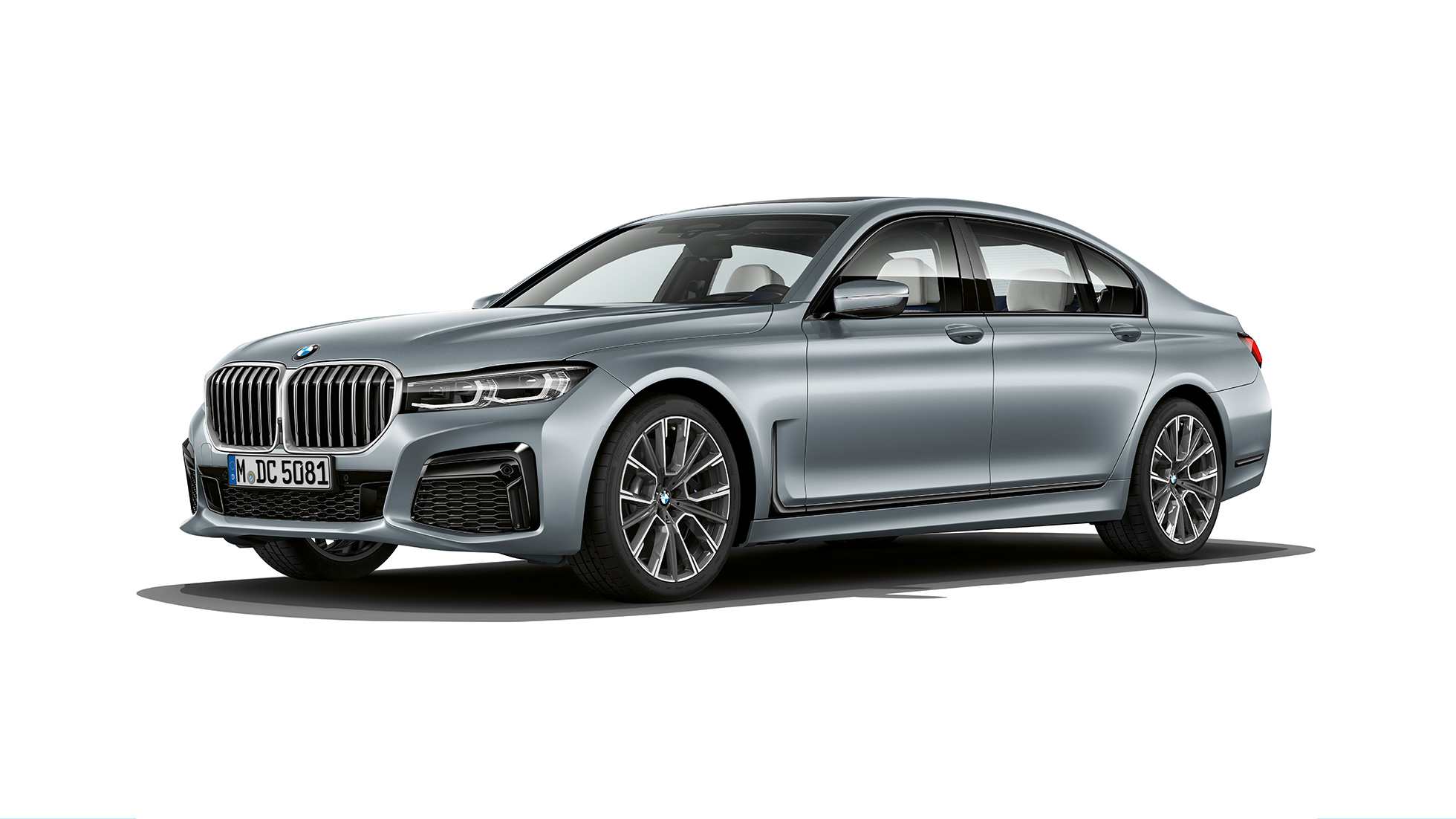 BMW serije 7 Limuzina s paketom M Sport, tričetrtinski pogled od spredaj Sivi BMW serije 7 Limuzina s paketom M Sport v tričetrtinskem pogledu od spredaj