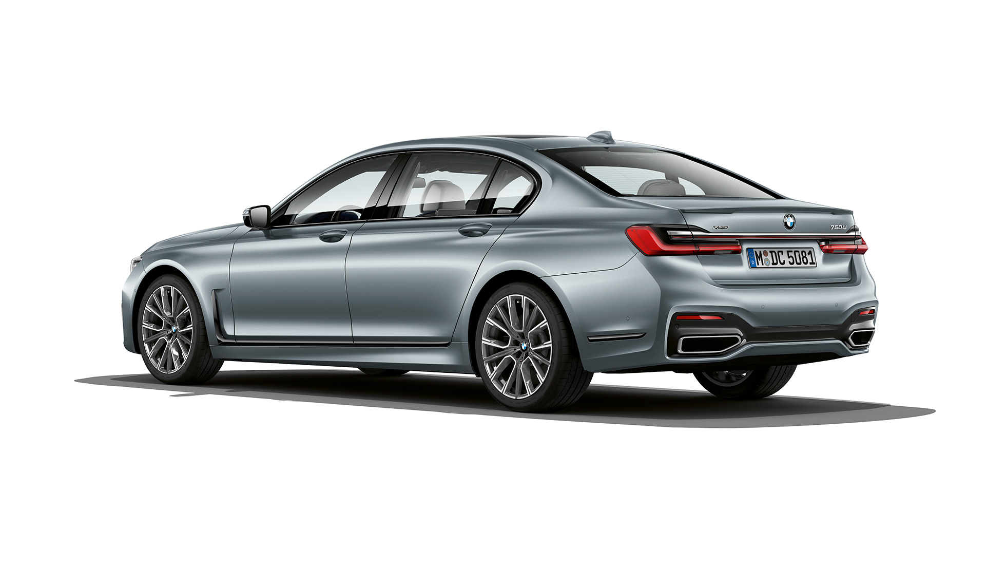 BMW serije 7 Limuzina s paketom M Sport, tričetrtinski pogled od zadaj BMW serije 7 Limuzina s paketom M Sport v tričetrtinskem pogledu od spredaj