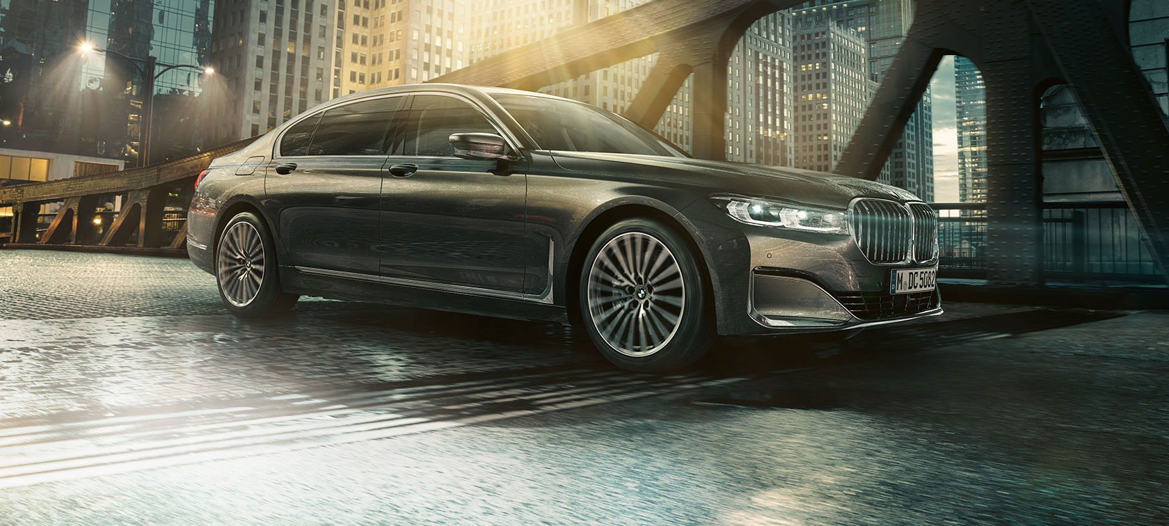BMW serije 7 Limuzina v pogledu s strani BMW serije 7 Limuzina v pogledu s strani z odprtimi vrati pred razsvetljenim hotelom