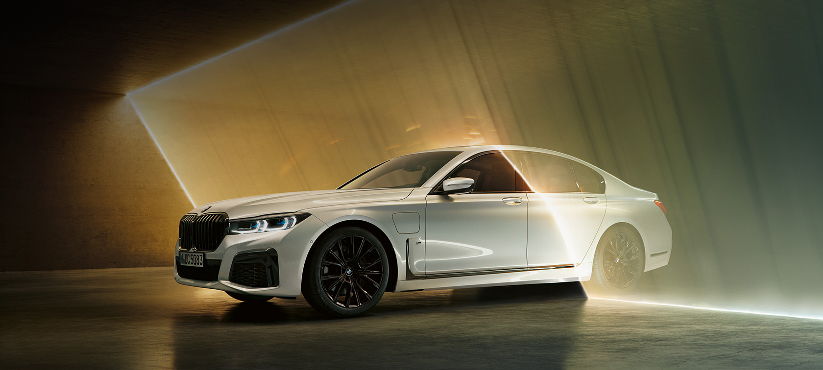 Beli BMW serije 7 Limuzina v tričetrtinskem pogledu od spredaj BMW serije 7 Limuzina: beli BMW v tričetrtinskem pogledu od spredaj, obdan z žarki svetlobe