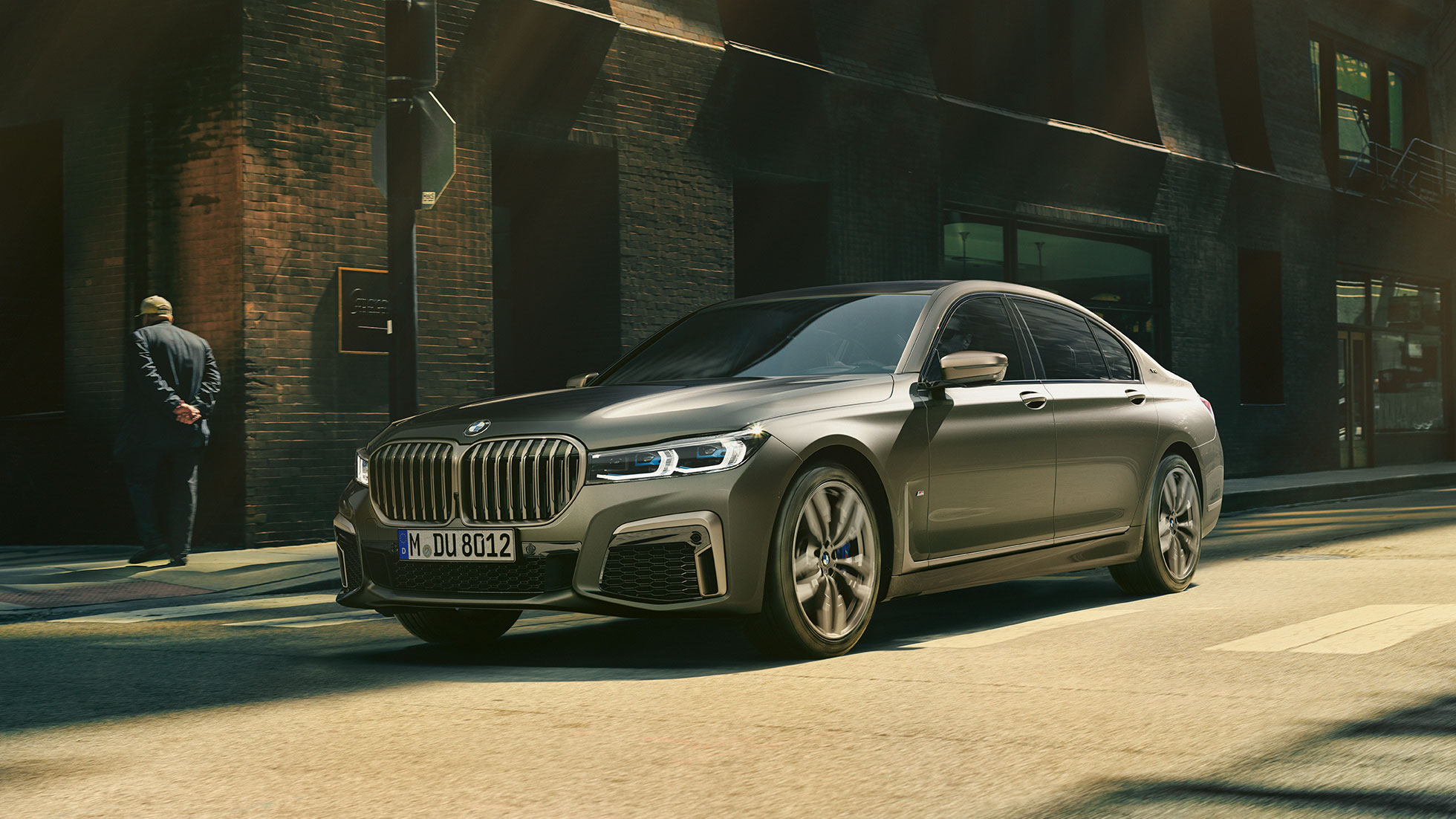 BMW M760Li xDrive pri mestni vožnji Pogled na BMW M760Li xDrive od spredaj bočno med vožnjo po mestnih ulicah