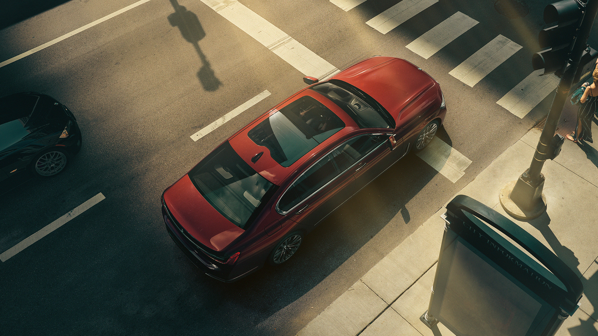 BMW Individual serije 7 Limuzina iz ptičje perspektive BMW Individual serije 7 Limuzina v rdeči barvi iz ptičje perspektive