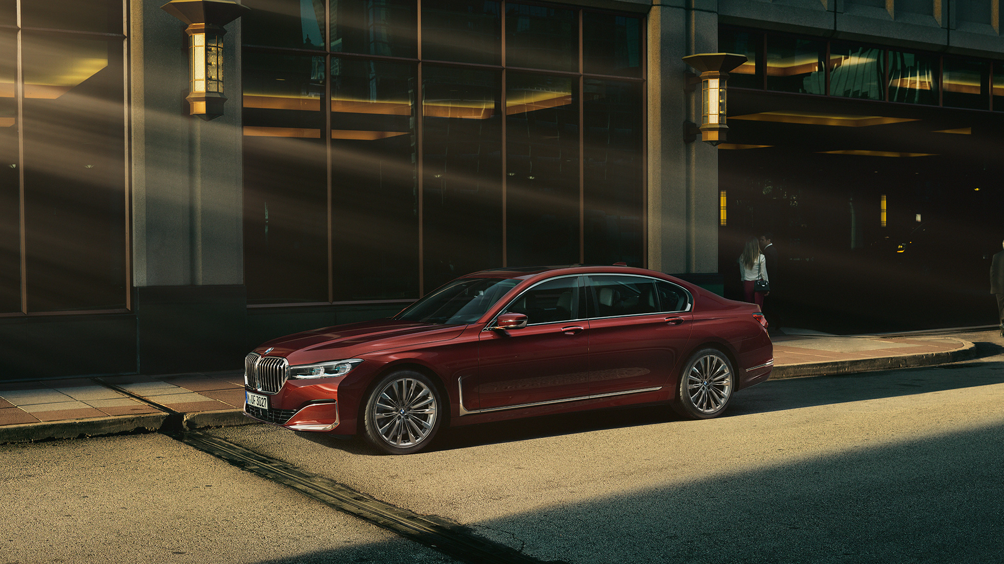 BMW Individual serije 7 Limuzina v pogledu s strani BMW Individual serije 7 Limuzina v rdeči barvi v pogledu s strani pri mestni vožnji