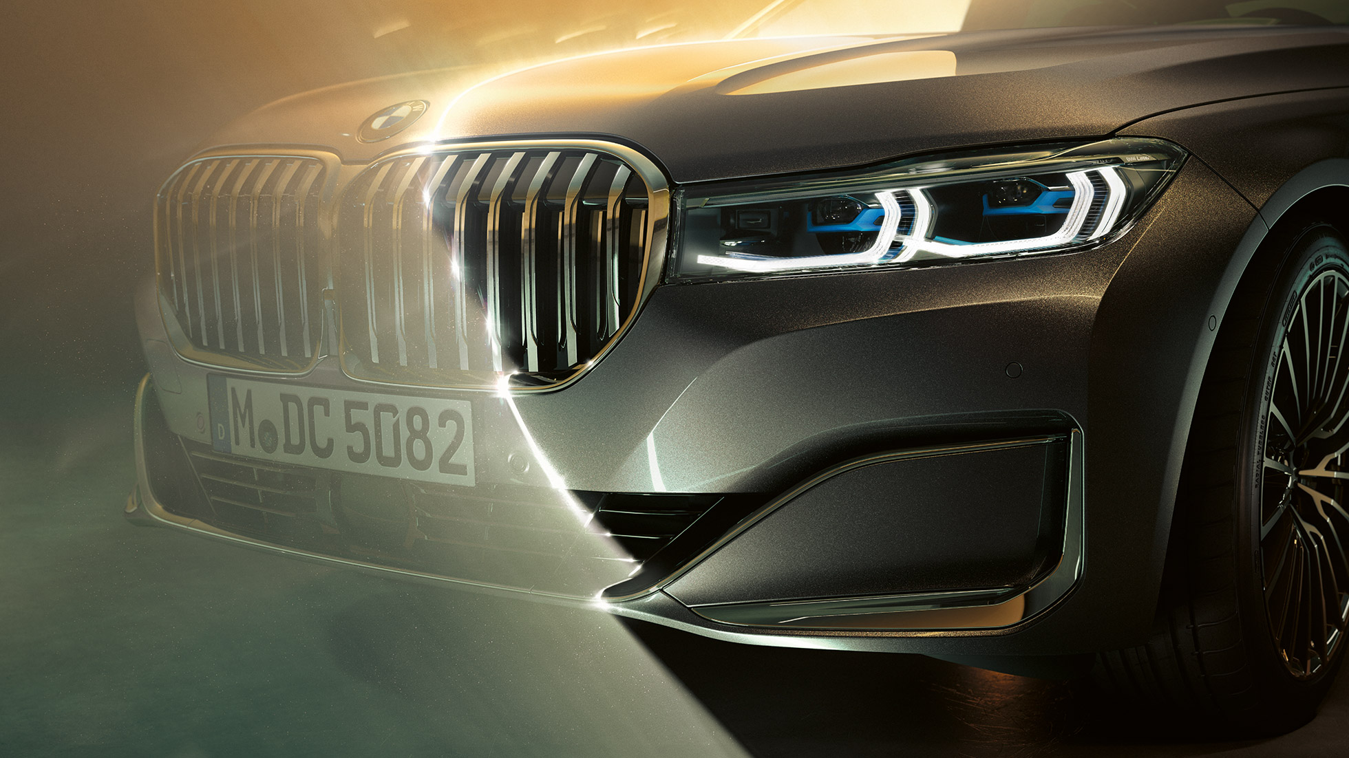 Ledvička in laserske luči vozila BMW serije 7 Limuzina BMW serije 7 Limuzina: bližnji posnetek sprednjega dela vozila z veliko ledvičko in laserskimi lučmi