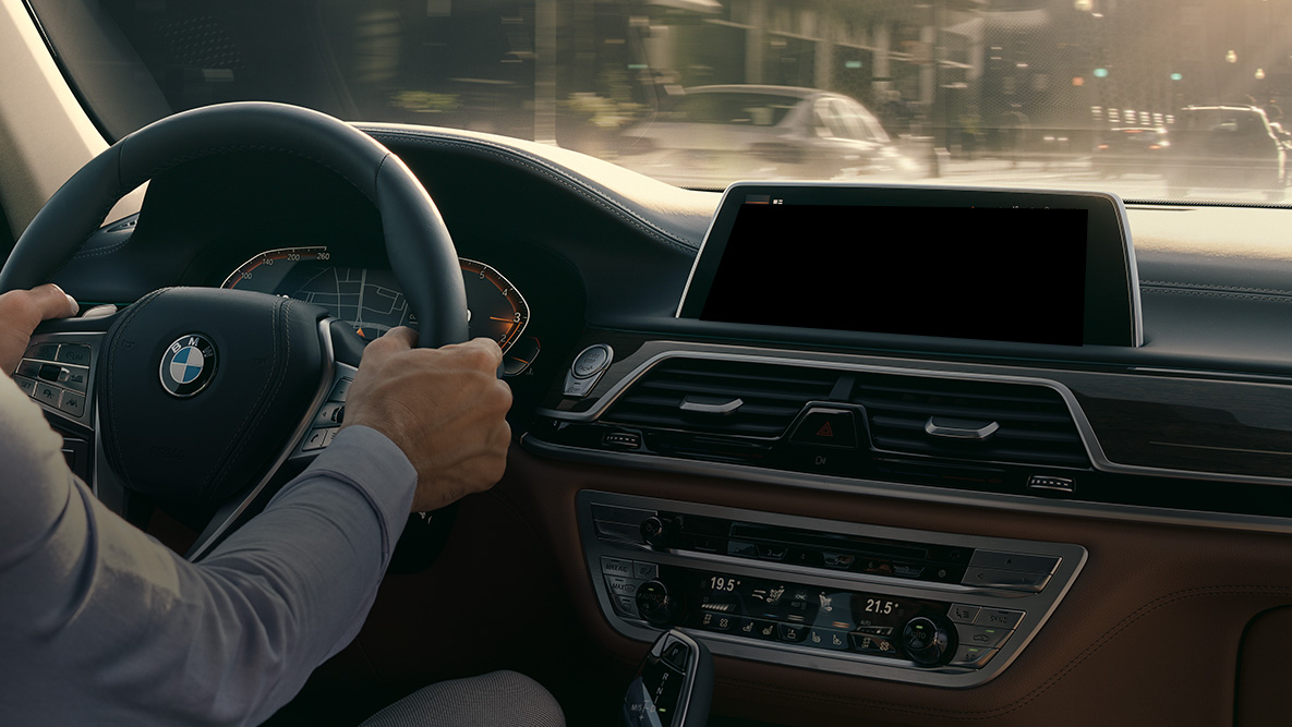 BMW Intelligent Personal Assistant BMW Intelligent Personal Assistant: vožnja vozila BMW, bližnji posnetek Live Cockpit Professional