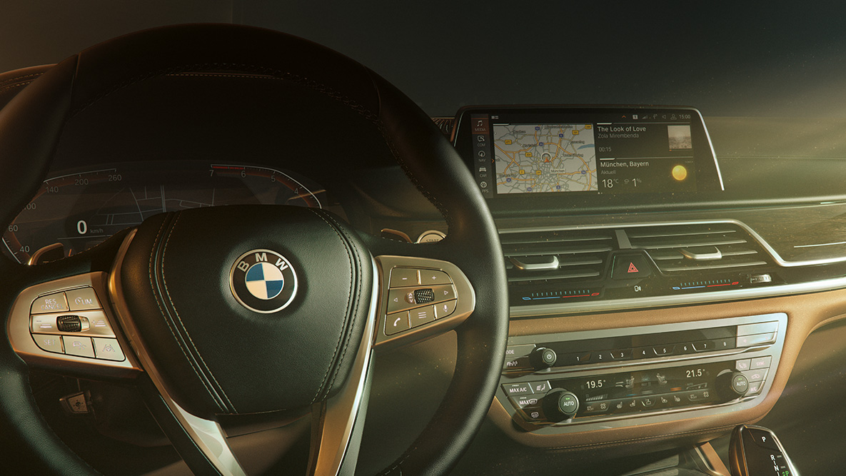 BMW Remote Software Upgrade v vozilu BMW serije 7 Limuzina BMW Remote Software Upgrade: bližnji posnetek instrumentne plošče
