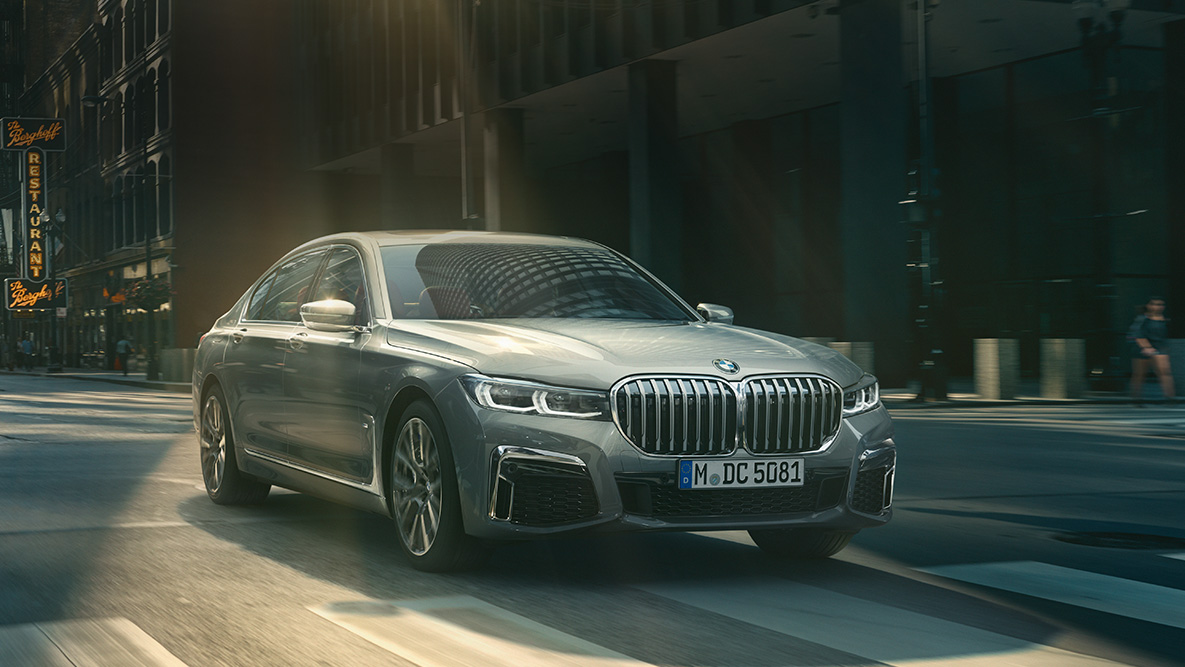 Driving Assistant Professional v vozilu BMW serije 7 Limuzina Driving Assistant Professional: BMW serije 7 Limuzina v tričetrtinskem pogledu od spredaj pri mestni vožnji