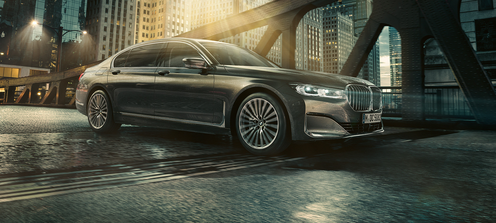 BMW serije 7 Limuzina, G11, G12, 2019, stranski pogled BMW serije 7 Limuzina, G11, G12, 2019, barva Bernina Grey Amber Effect, mestno okolje, tričetrtinski pogled od spredaj