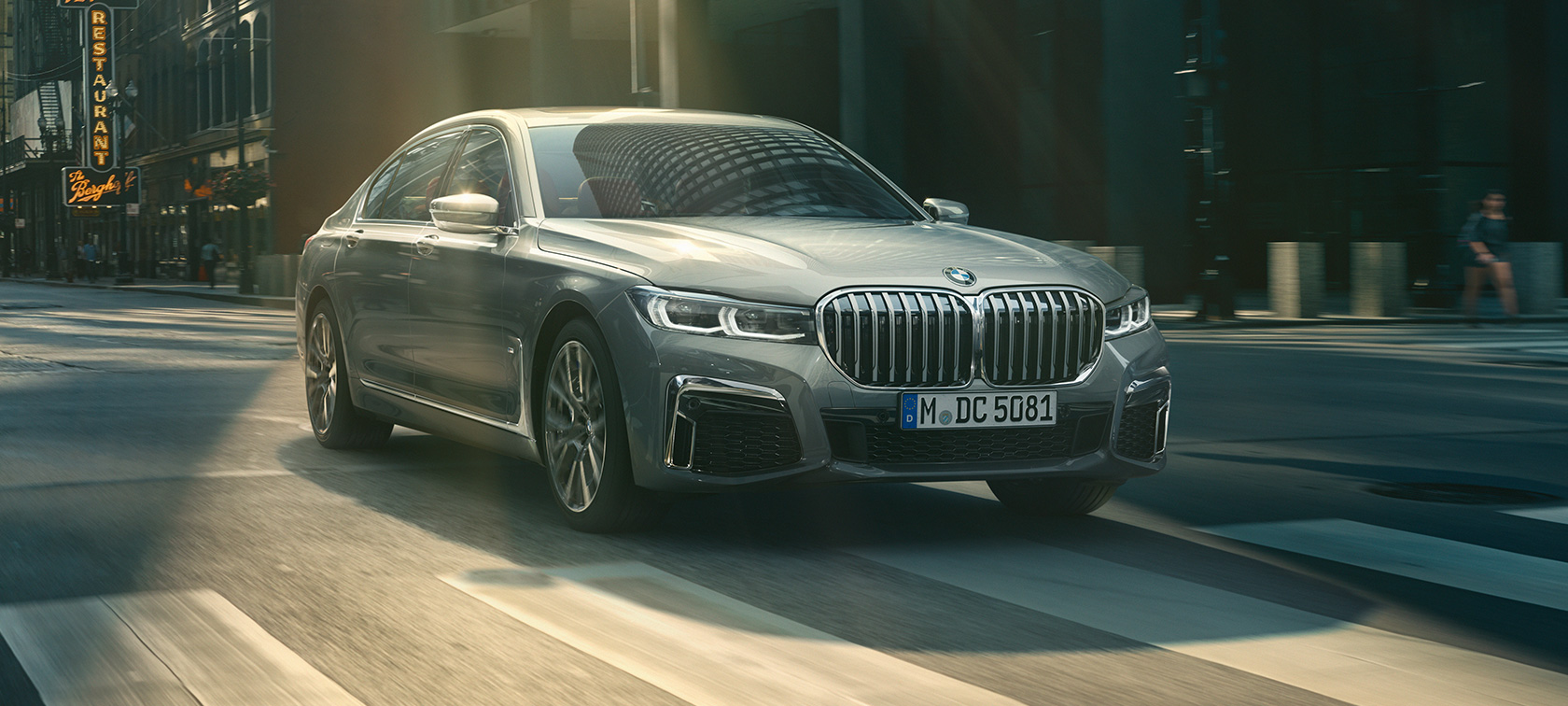 BMW serije 7 Limuzina, G11, G12, 2019, barva Bernina Grey Amber Effect, tričetrtinski pogled od spredaj med vožnjo BMW serije 7 Limuzina, G11, G12, 2019, barva Bernina Grey Amber Effect, tričetrtinski pogled od spredaj med vožnjo v mestnem okolju