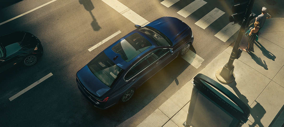 BMW serije 7 Limuzina, G11, G12, lakiranje BMW Individual v kovinski barvi Aventurine Red, pogled iz ptičje perspektive BMW serije 7 Limuzina, G11, G12, lakiranje BMW Individual v kovinski barvi Aventurine Red, pogled iz ptičje perspektive