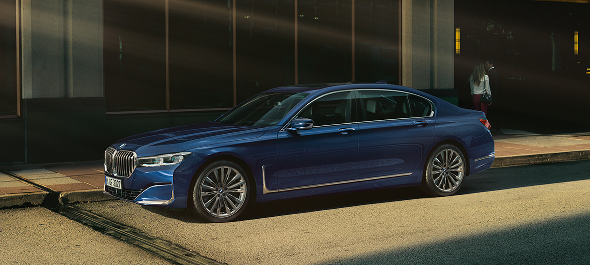BMW serije 7 Limuzina, G11, G12, lakiranje BMW Individual v kovinski barvi Aventurine Red, stranski pogled BMW serije 7 Limuzina, G11, G12, lakiranje BMW Individual v kovinski barvi Aventurine Red, stranski pogled v mestnem okolju